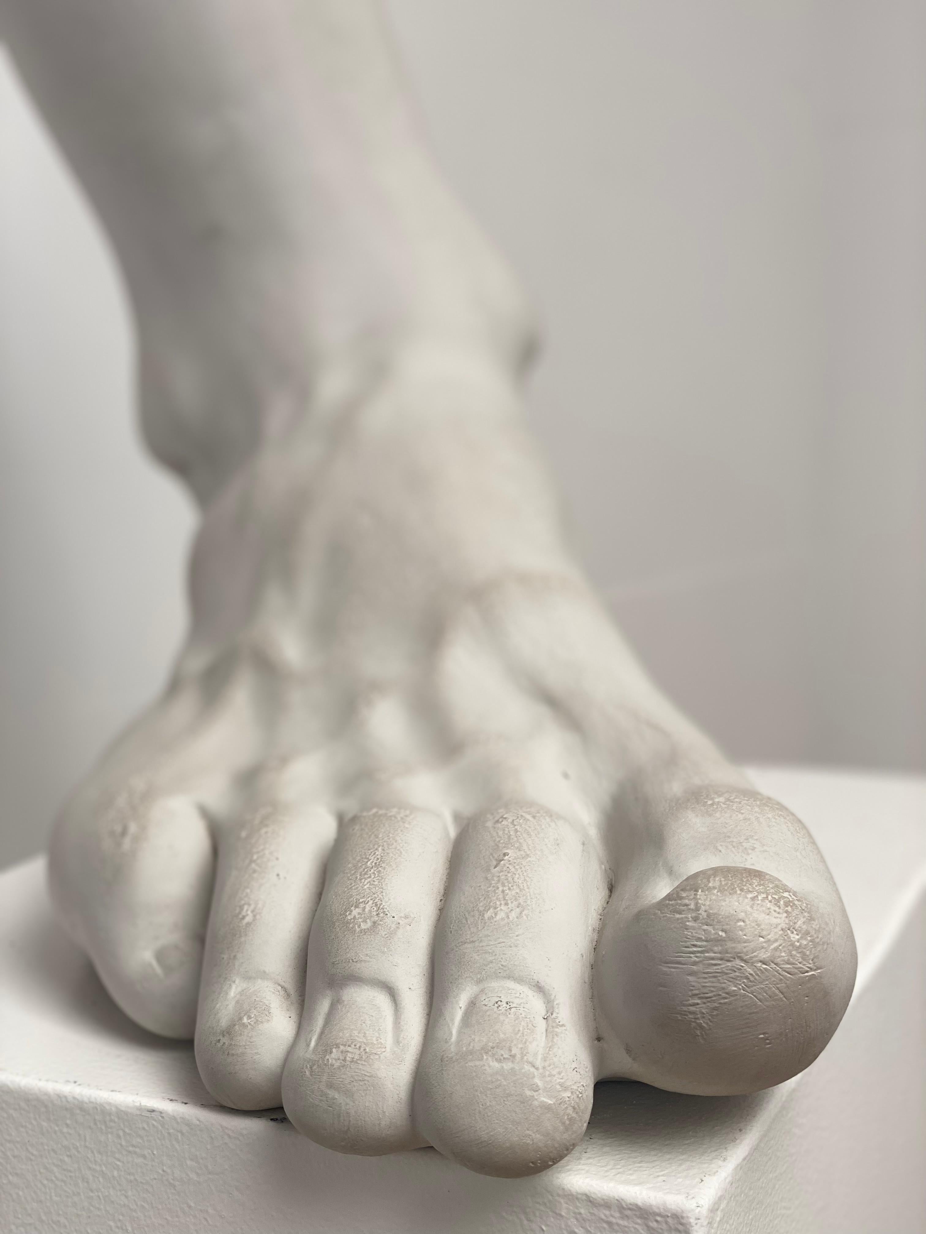 Dekoratives Modell eines Fußes im Angebot 7