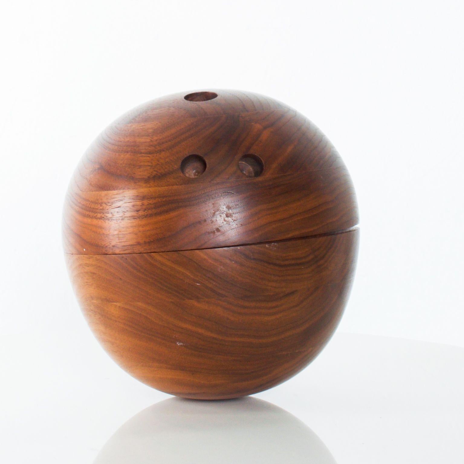 For your consideration: Modern designed bowling ball in walnut wood. Use as a covered box, bowl, dish, catch it all, keepsake or secret compartment hiding place!

Dimensions: 8