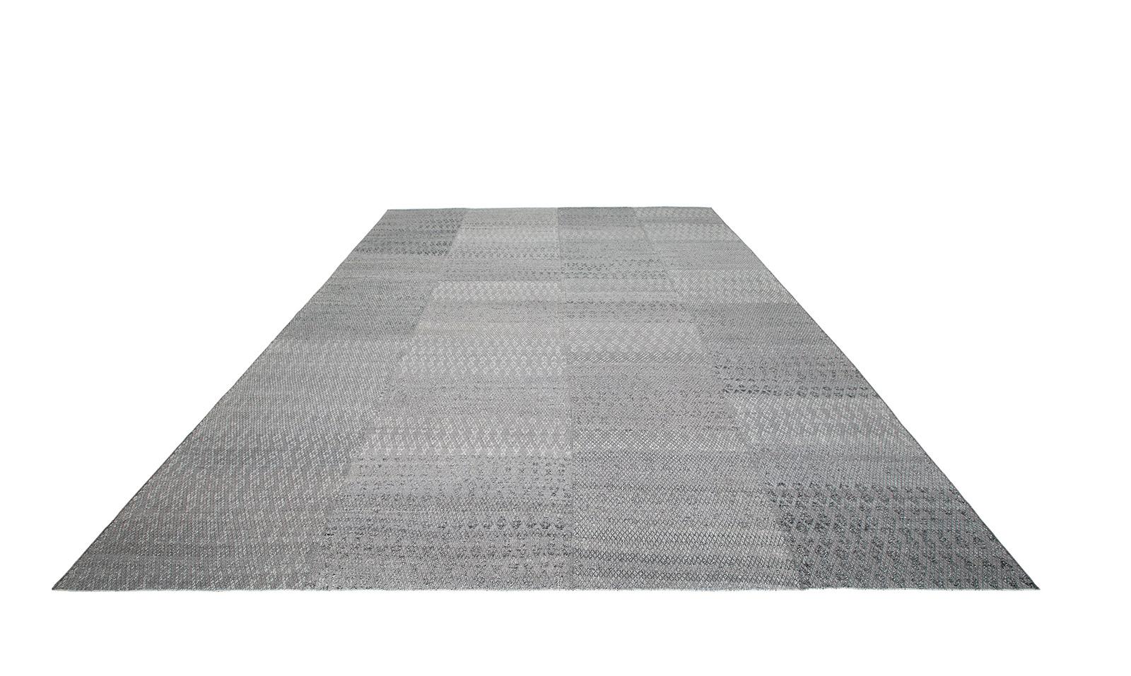 Hand-Woven Decorative Modern Flat-Weave Rug in Textured Grey Color For Sale