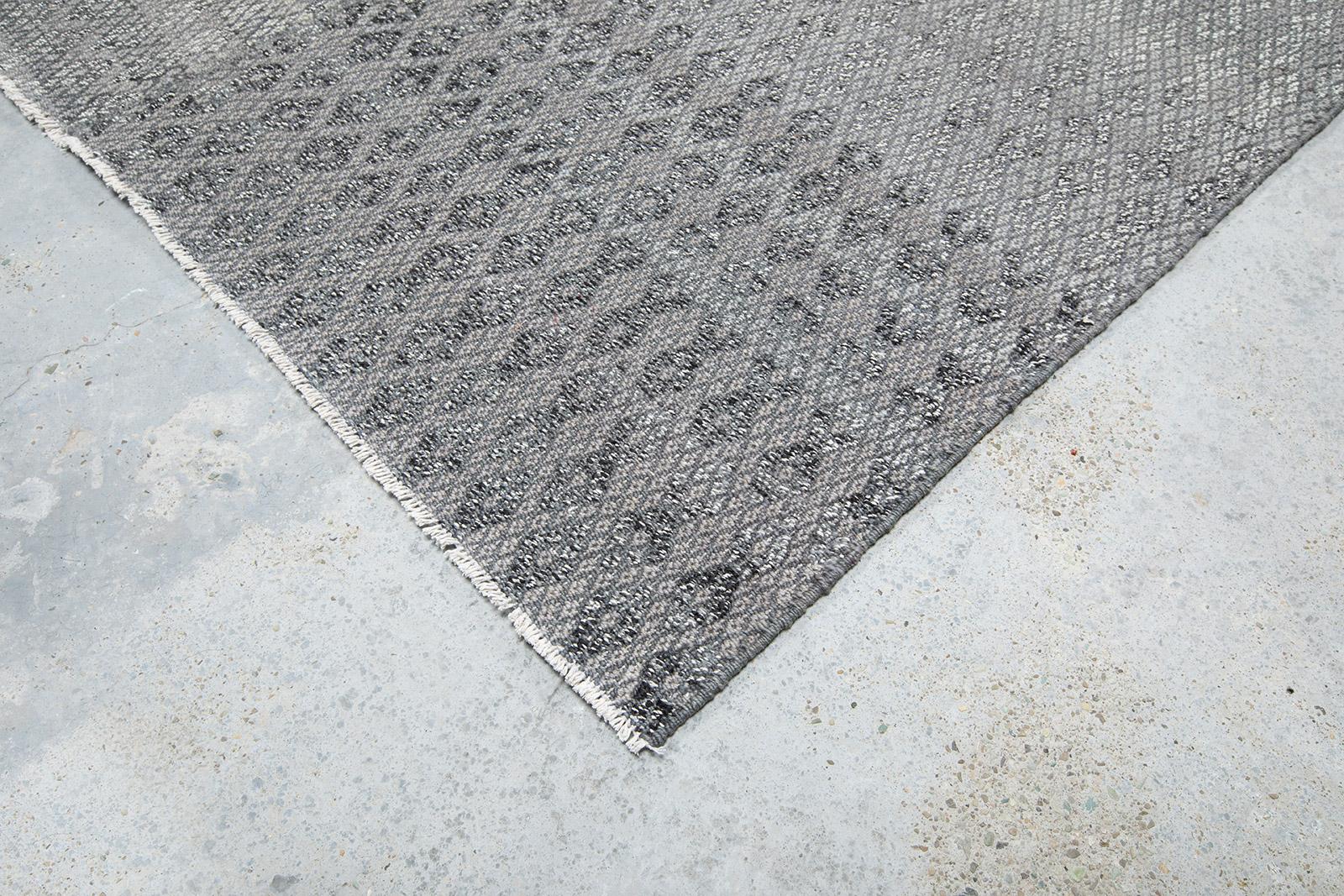 Decorative Modern Flat-Weave Rug in Textured Grey Color In New Condition For Sale In New York, NY