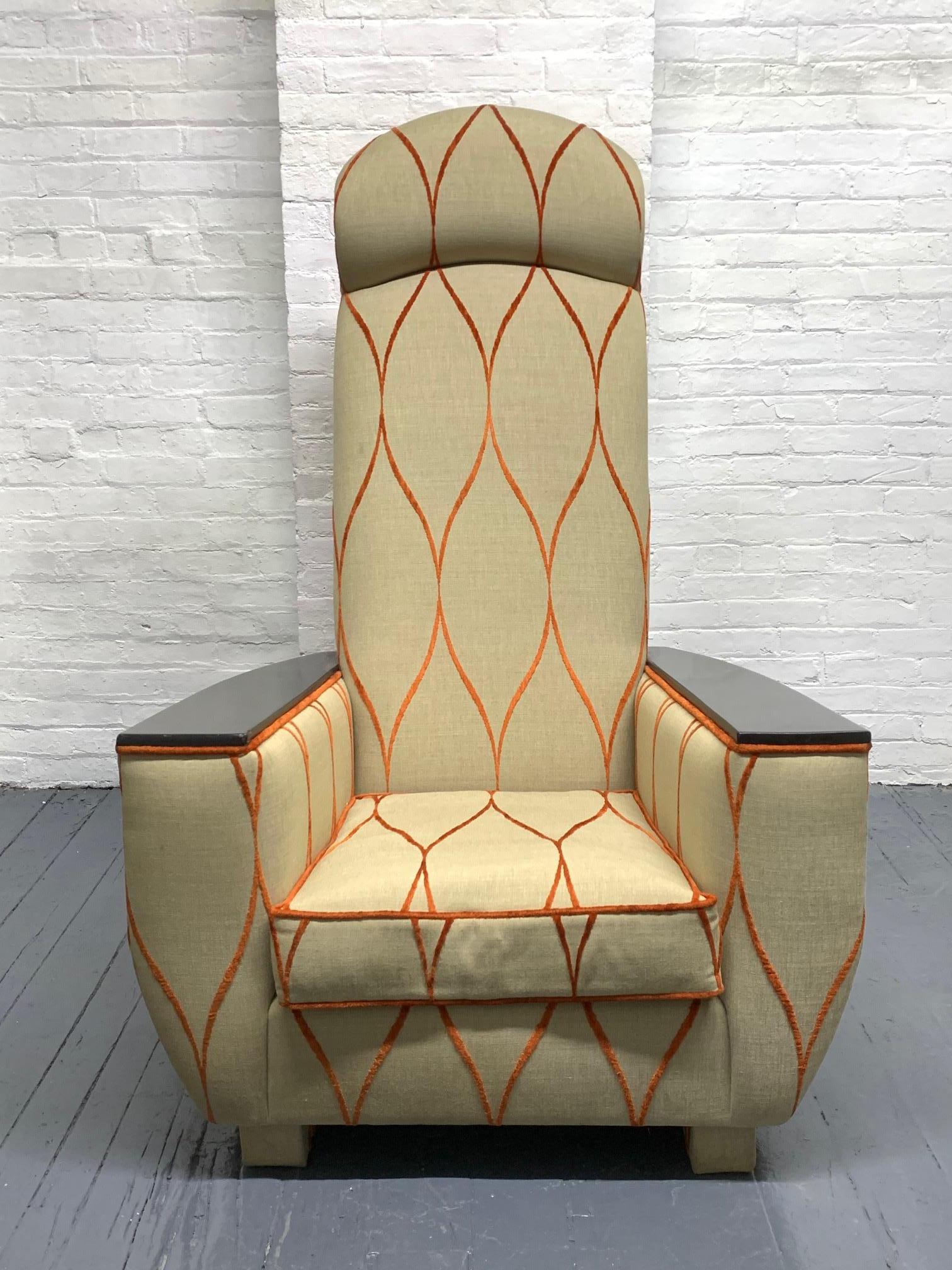 Dekorativer moderner Lounge- oder Sessel mit hoher Rückenlehne. Die Rückenlehne des Stuhls ist mit dem originalen orangefarbenen Samtstoff gepolstert. Die Armlehnen sind aus Massivholz und die Beine sind ebenfalls gepolstert.