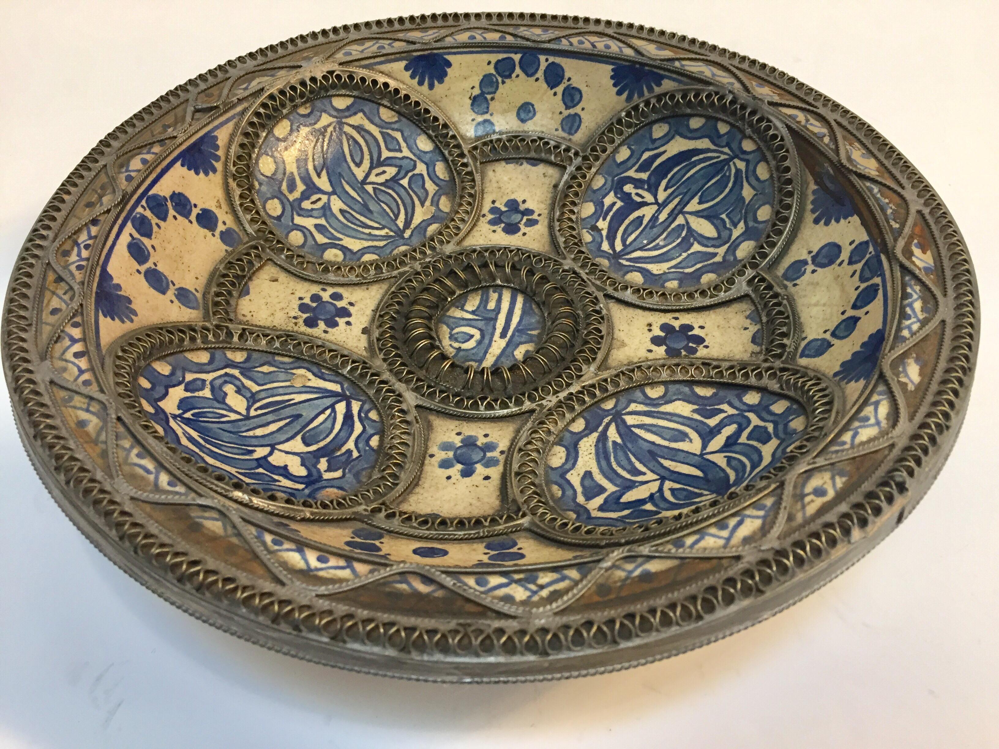 Dekorative marokkanische Keramikschale aus Fes in Blau und Weiß:: handgefertigt (20. Jahrhundert)