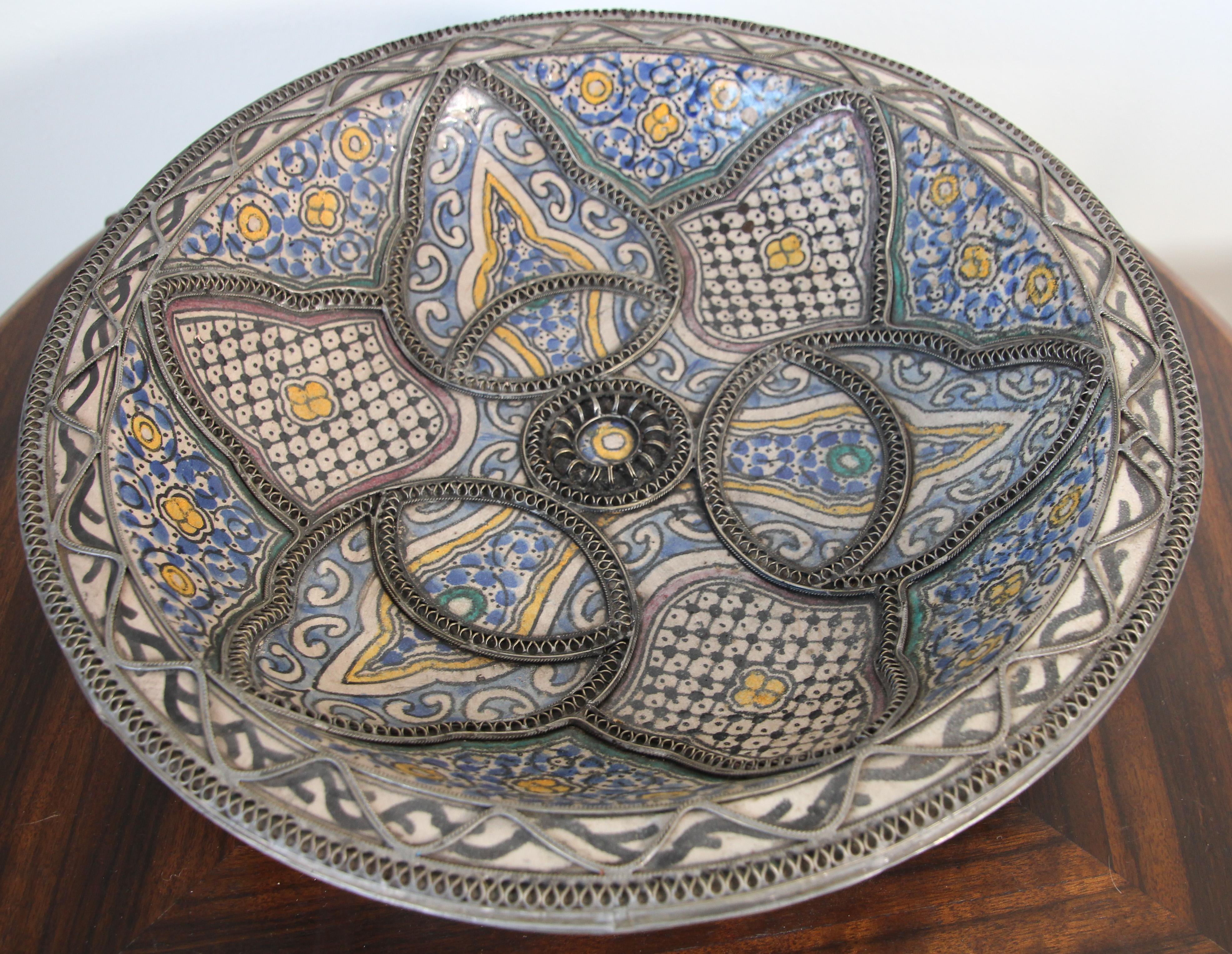 Grand bol en céramique décorative mauresque polychrome, fabriqué à la main à Fès. 
Bleu de Fez, très beaux designs peints à la main par un artiste de Fez.
Coupe ancienne en céramique fabriquée à la main avec des motifs géométriques et floraux en