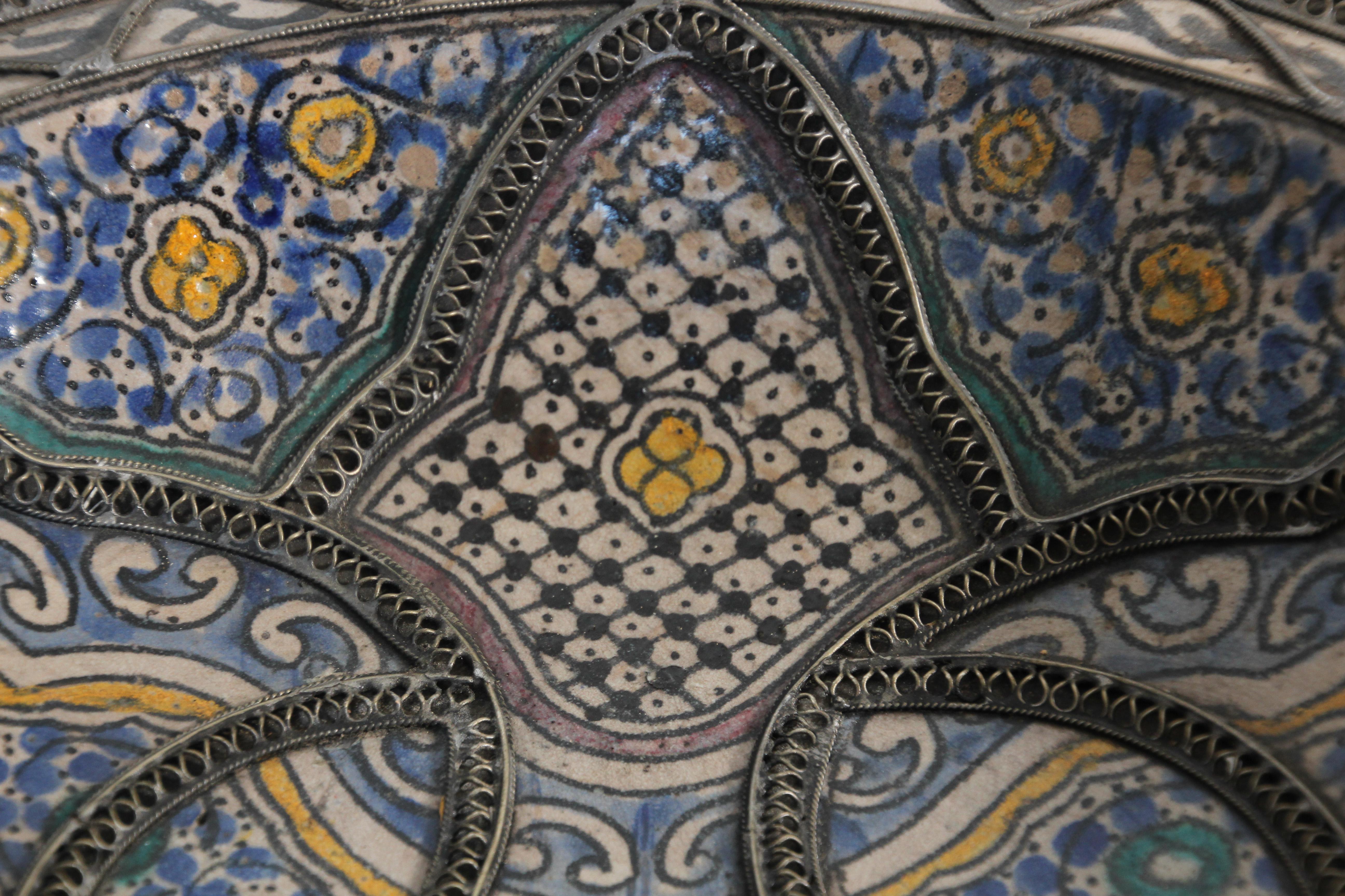 Coupe décorative mauresque marocaine en céramique fabriquée à la main de Fez en vente 1