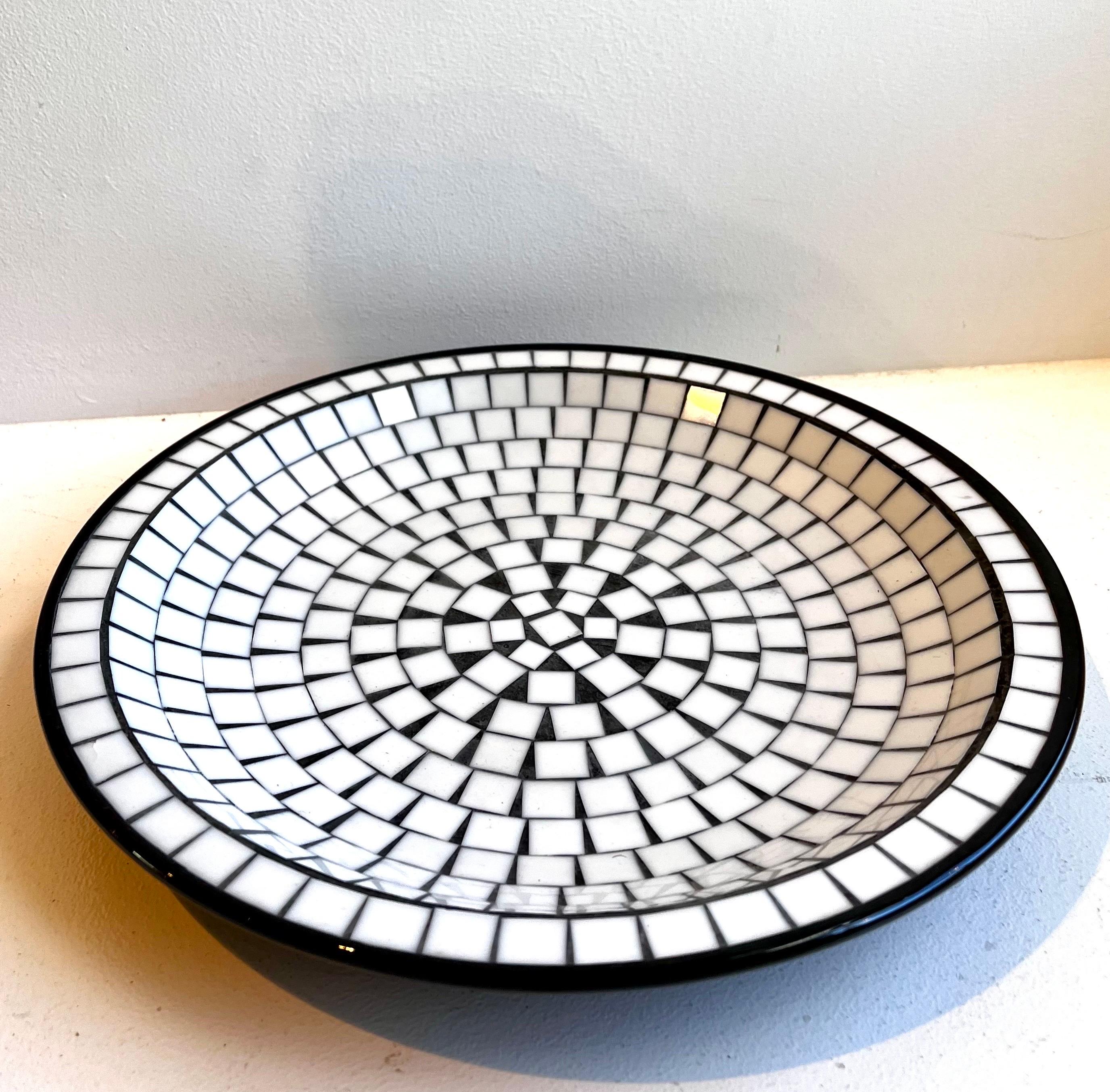 Ciotola o piatto da centrotavola decorativo con piastrelle di mosaico

con la dicitura: 