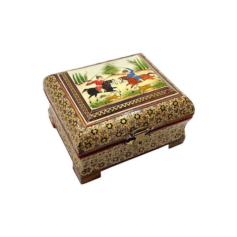 Boîte décorative à motifs moghols avec couvercle à charnière en vente