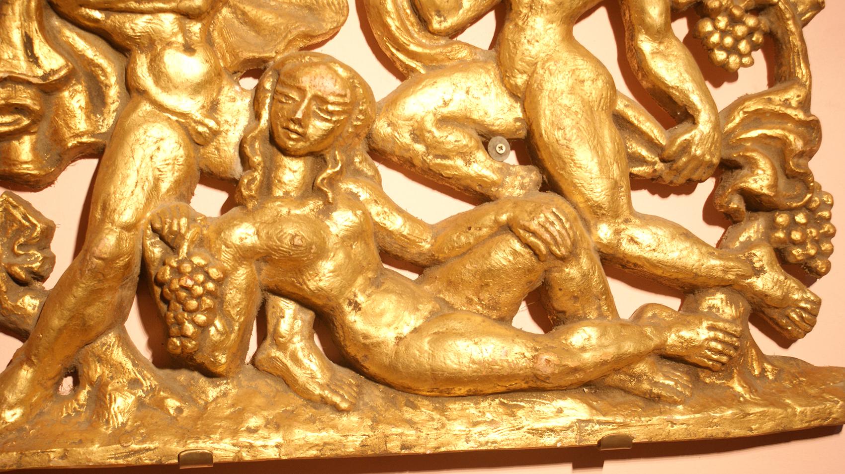 Dekorative mythologische Relief-Gipsplatte in vergoldeter Farbe (Neoklassisch) im Angebot