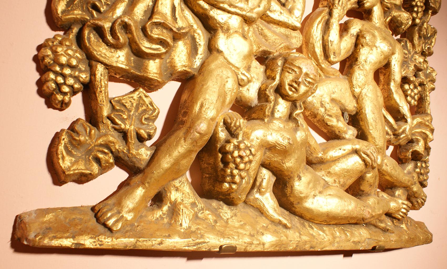 Français Panneau en plâtre décoratif mythologique en relief de couleur dorée en vente