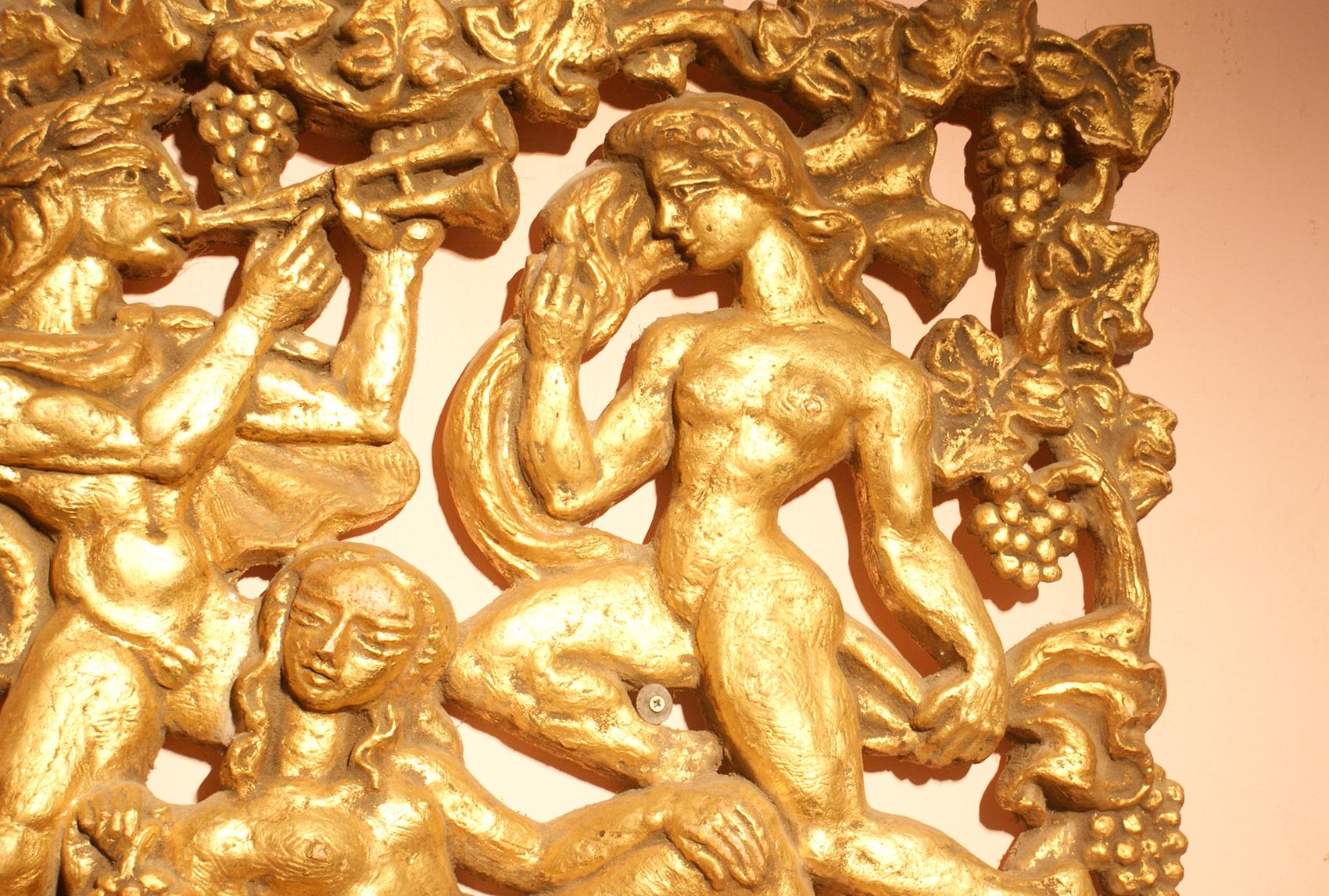 Dekorative mythologische Relief-Gipsplatte in vergoldeter Farbe (20. Jahrhundert) im Angebot