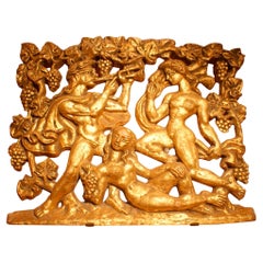Pannello decorativo in gesso a rilievo mitologico in colore dorato