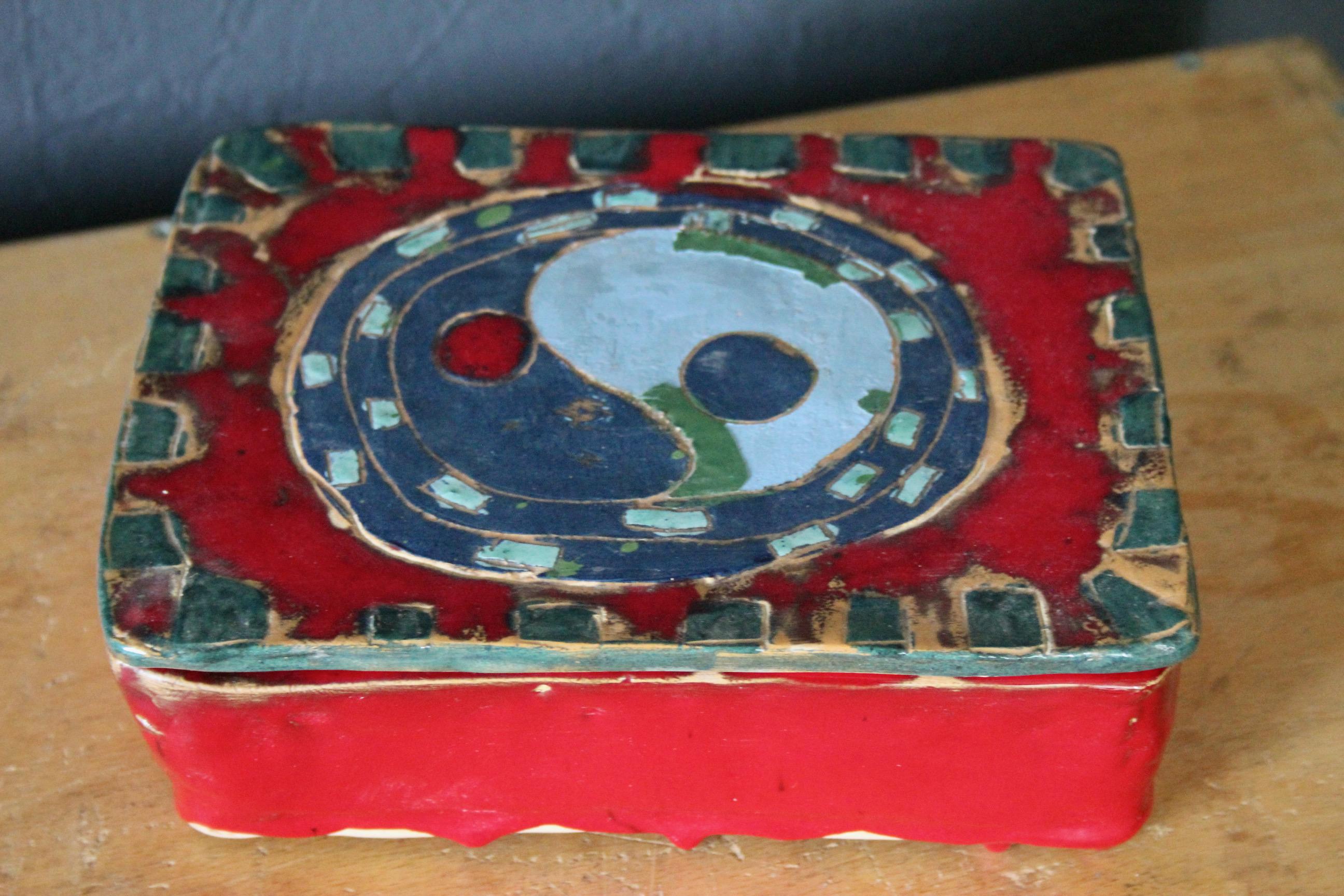 Decorative naive ceramic box Europeo en venta