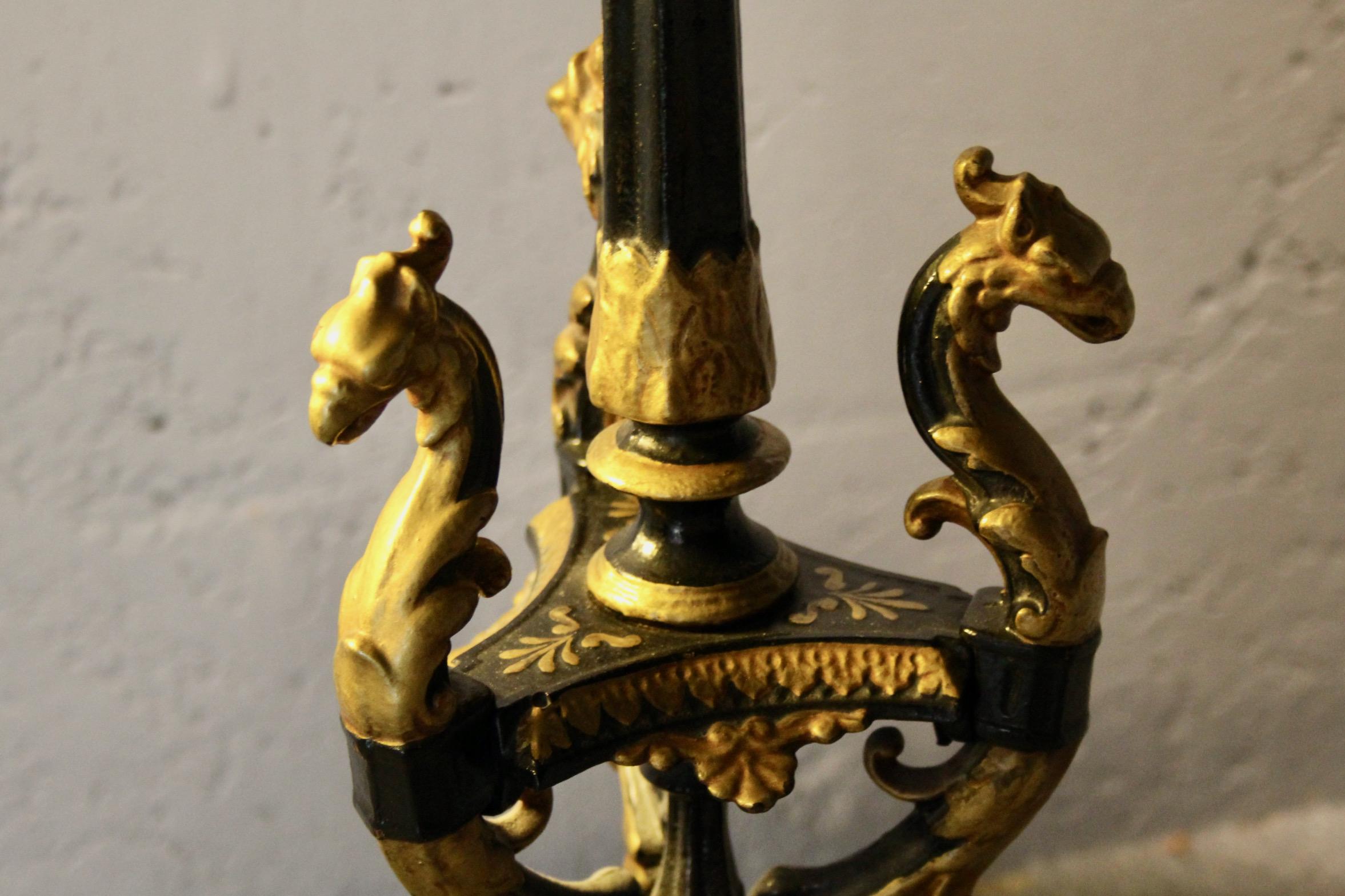 XIX secolo Gueridon decorativo di Napoleone III in marmo e metallo dipinto in vendita