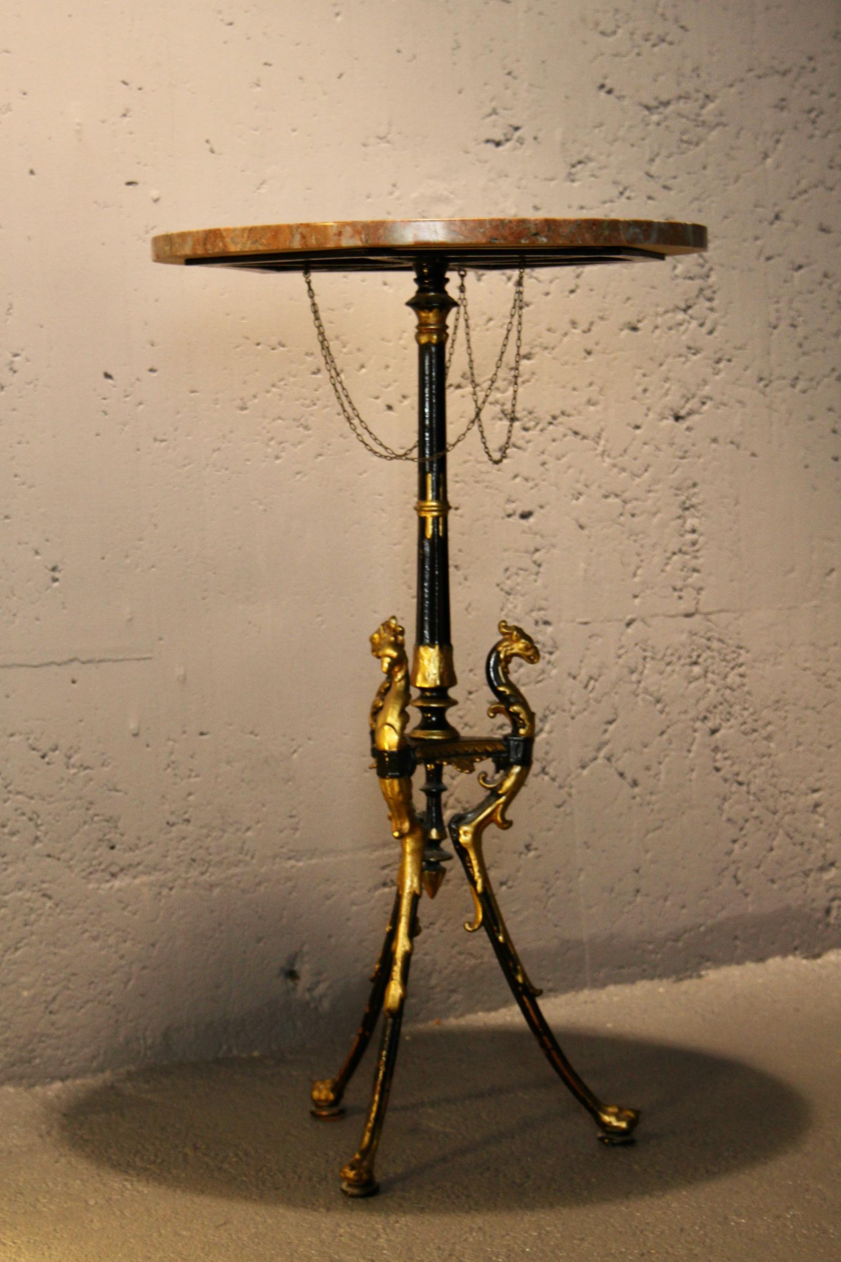 Gueridon decorativo di Napoleone III in marmo e metallo dipinto in vendita 1
