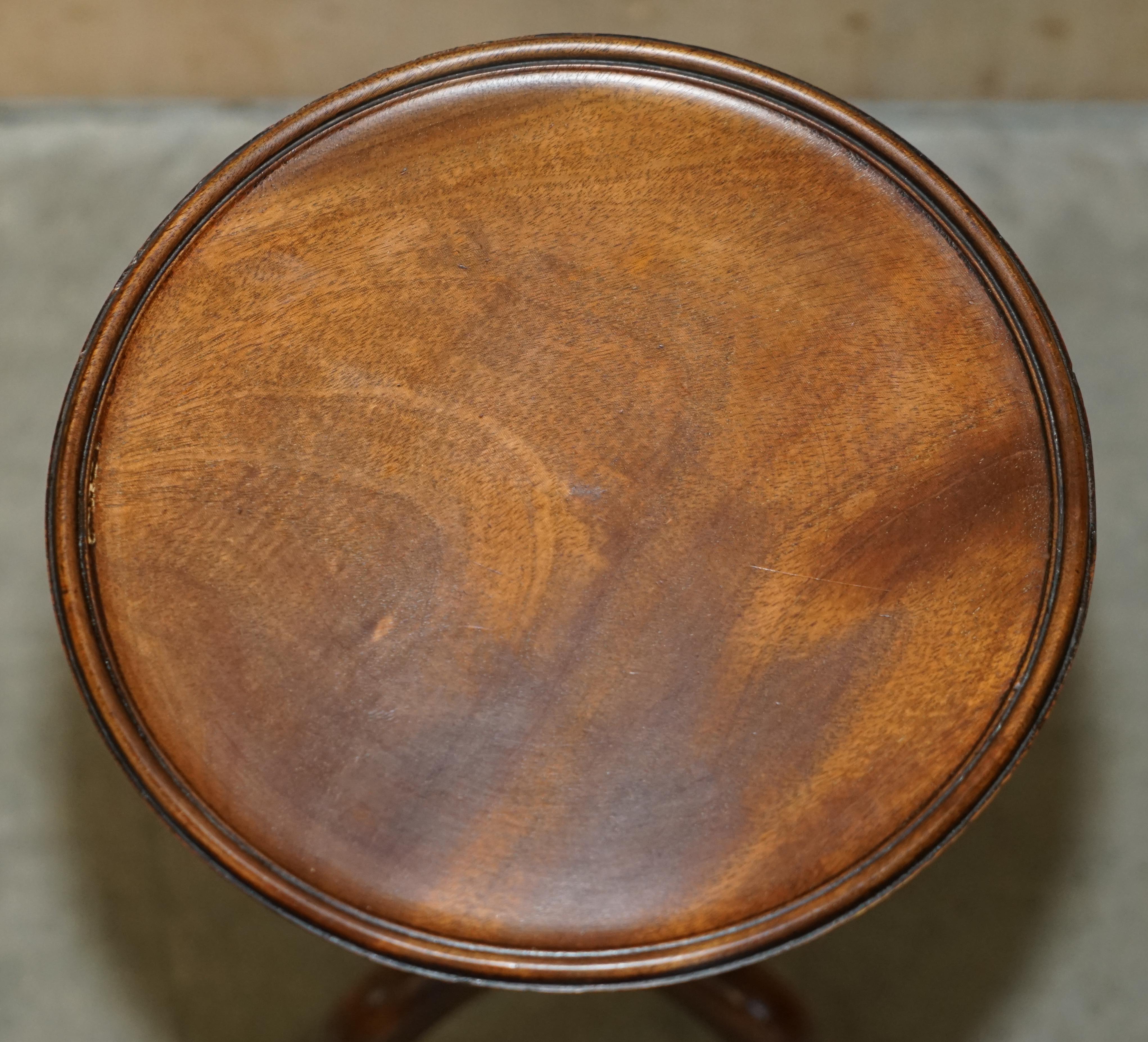 LAMPE TRIPODE DECORATIVE EN BOIS DUR NICELY TURNED SiDE END WINE OCCASIONAL TABLE en vente 5