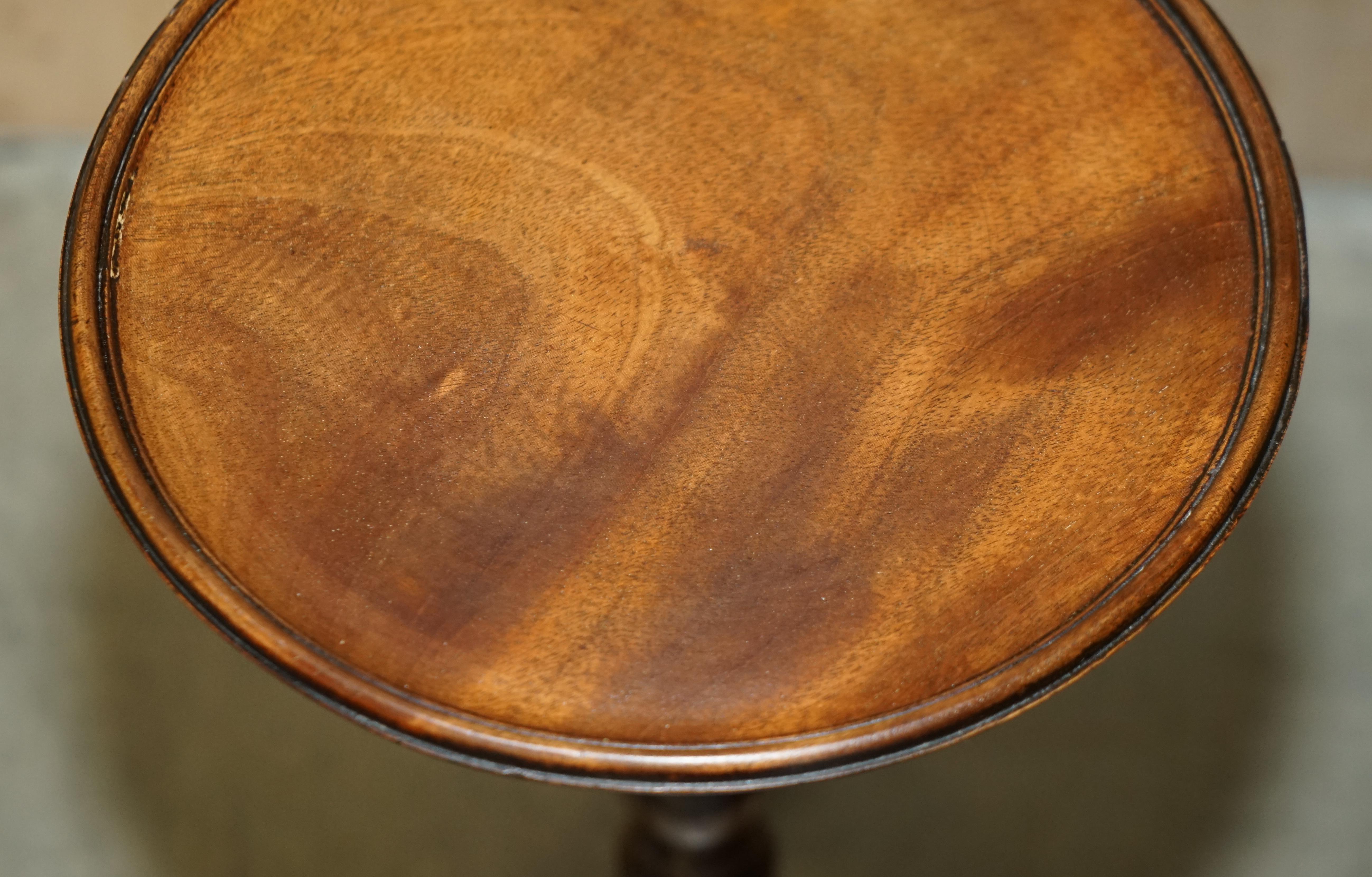 LAMPE TRIPODE DECORATIVE EN BOIS DUR NICELY TURNED SiDE END WINE OCCASIONAL TABLE en vente 7