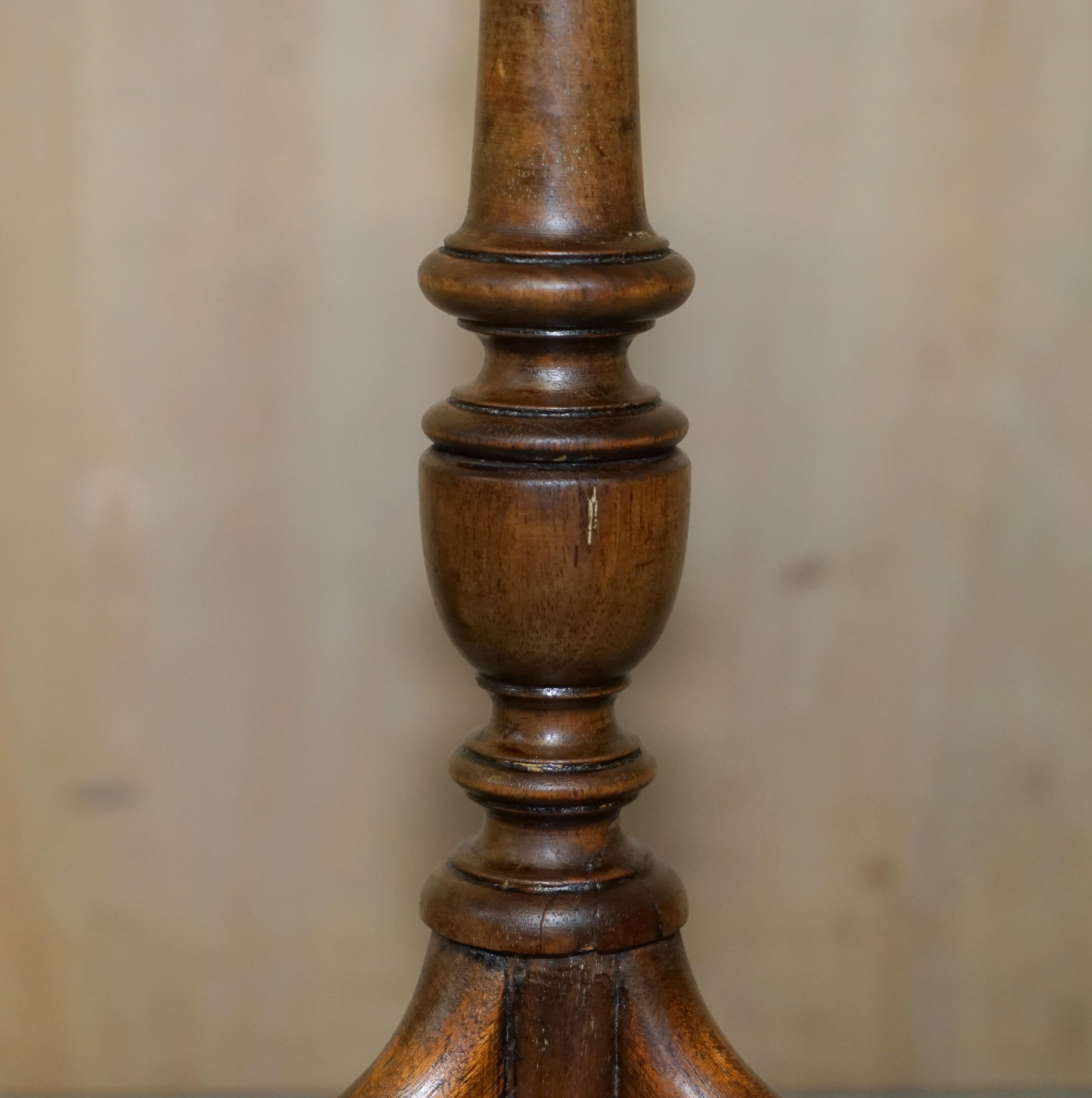 LAMPE TRIPODE DECORATIVE EN BOIS DUR NICELY TURNED SiDE END WINE OCCASIONAL TABLE Bon état - En vente à West Sussex, Pulborough