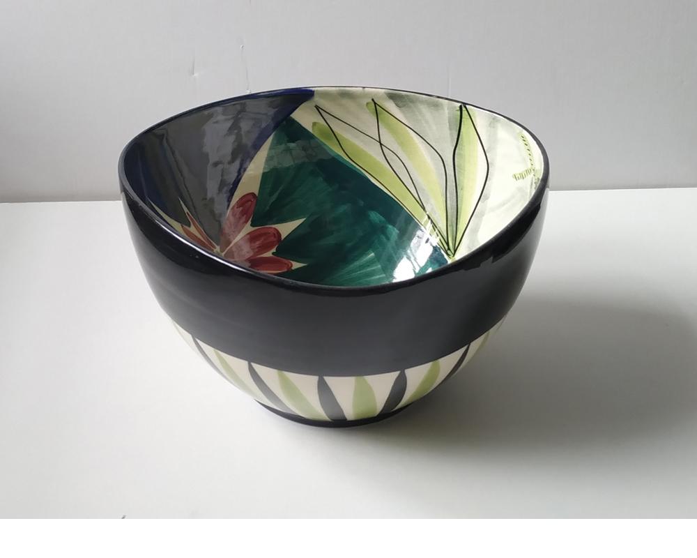 Beautiful mid-century hand painted bowl by Inger Waage for Stavangerflint. 
Norway, 1950s.
 