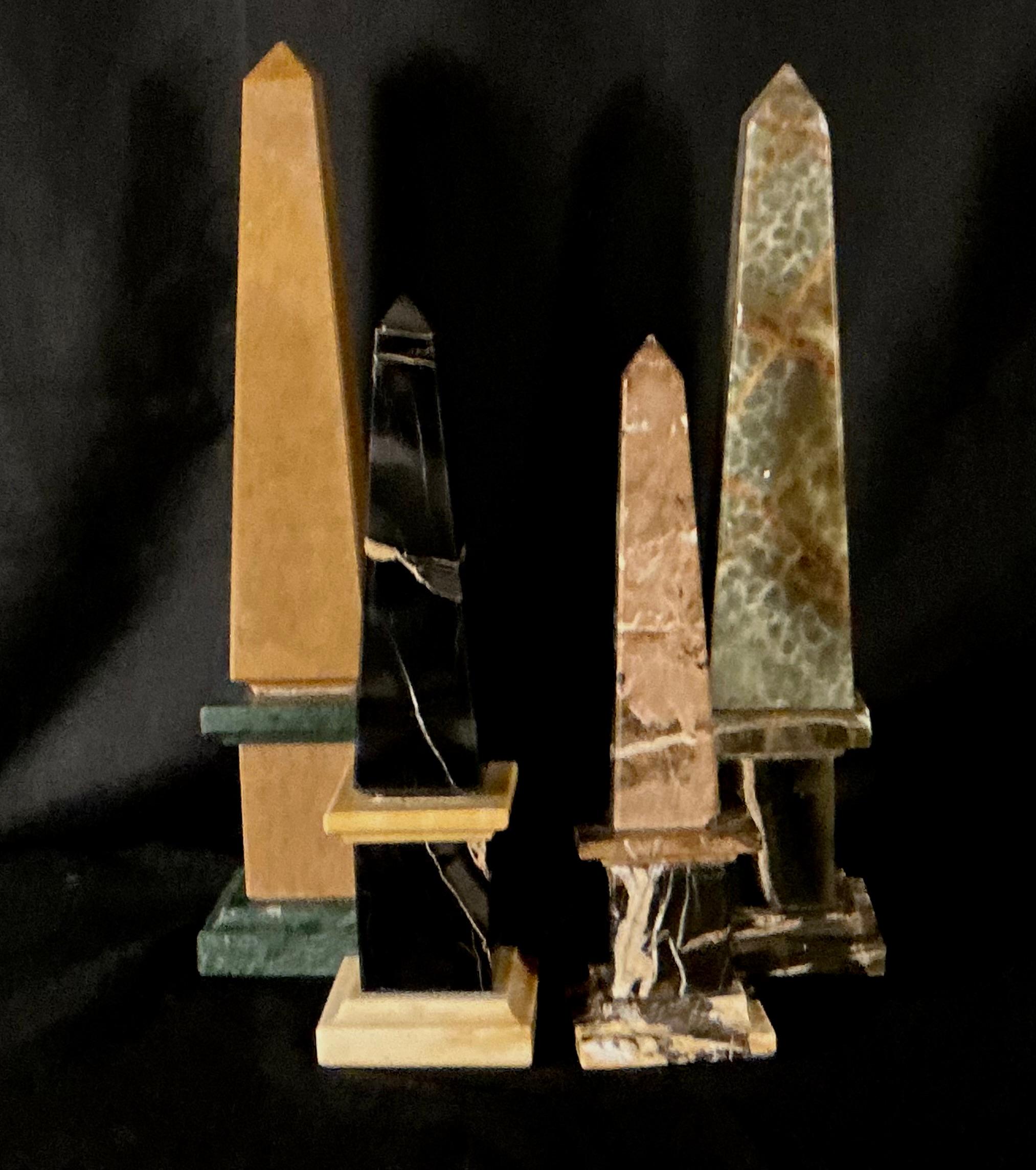 Collection éclectique et visuellement frappante de dix obélisques décoratifs, chacun fabriqué à partir d'une variété de matériaux nobles, notamment le marbre, l'albâtre, l'onyx et le cristal clair. La collection présente une palette de tons de terre