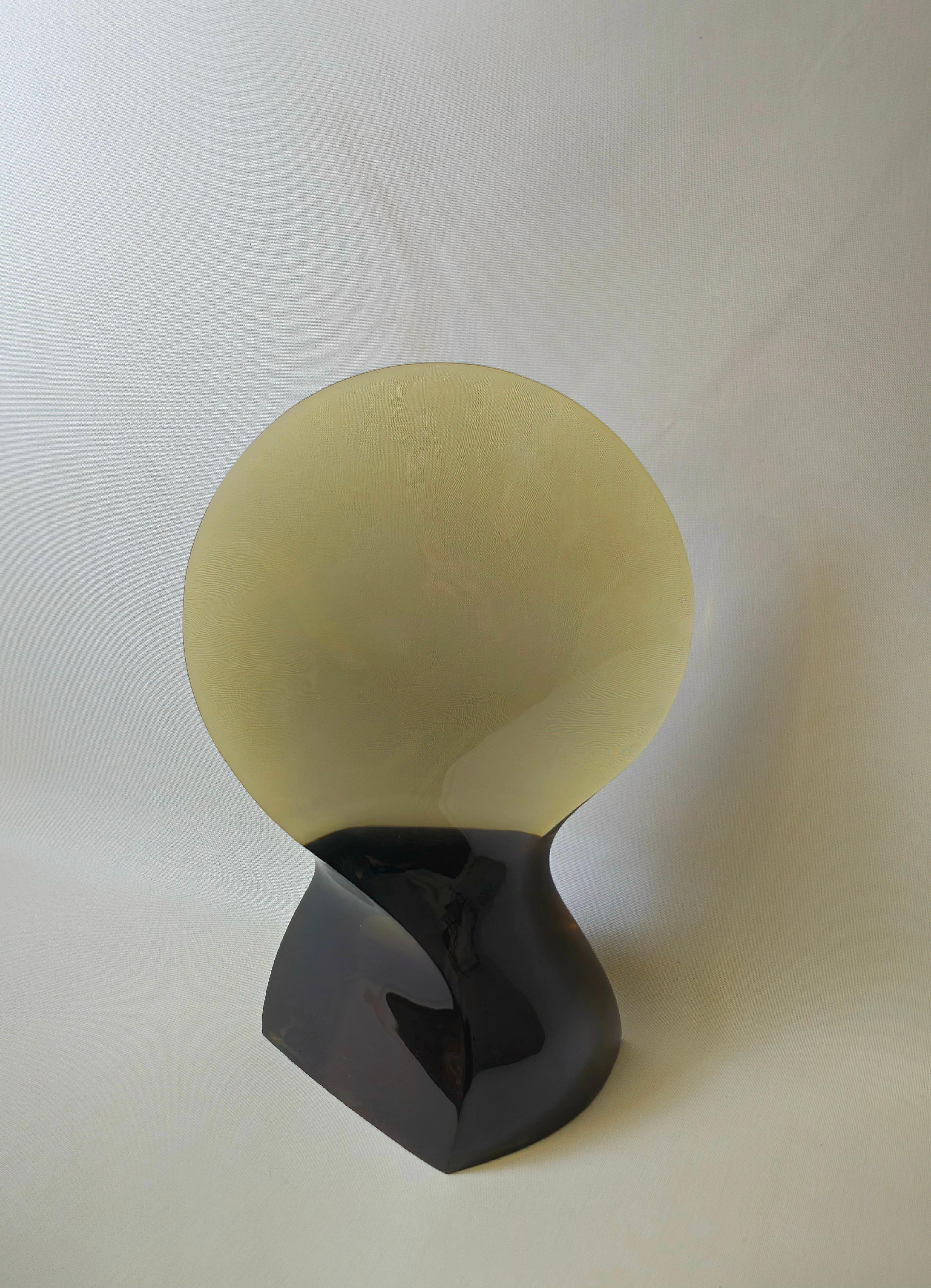 Very particular, rare and imposing multifaceted abstract sculpture by an unknown designer, made of translucent resin with a two-tone effect. Produced in the 80s. Excellent quality and workmanship.



Note: We try to offer our customers an excellent
