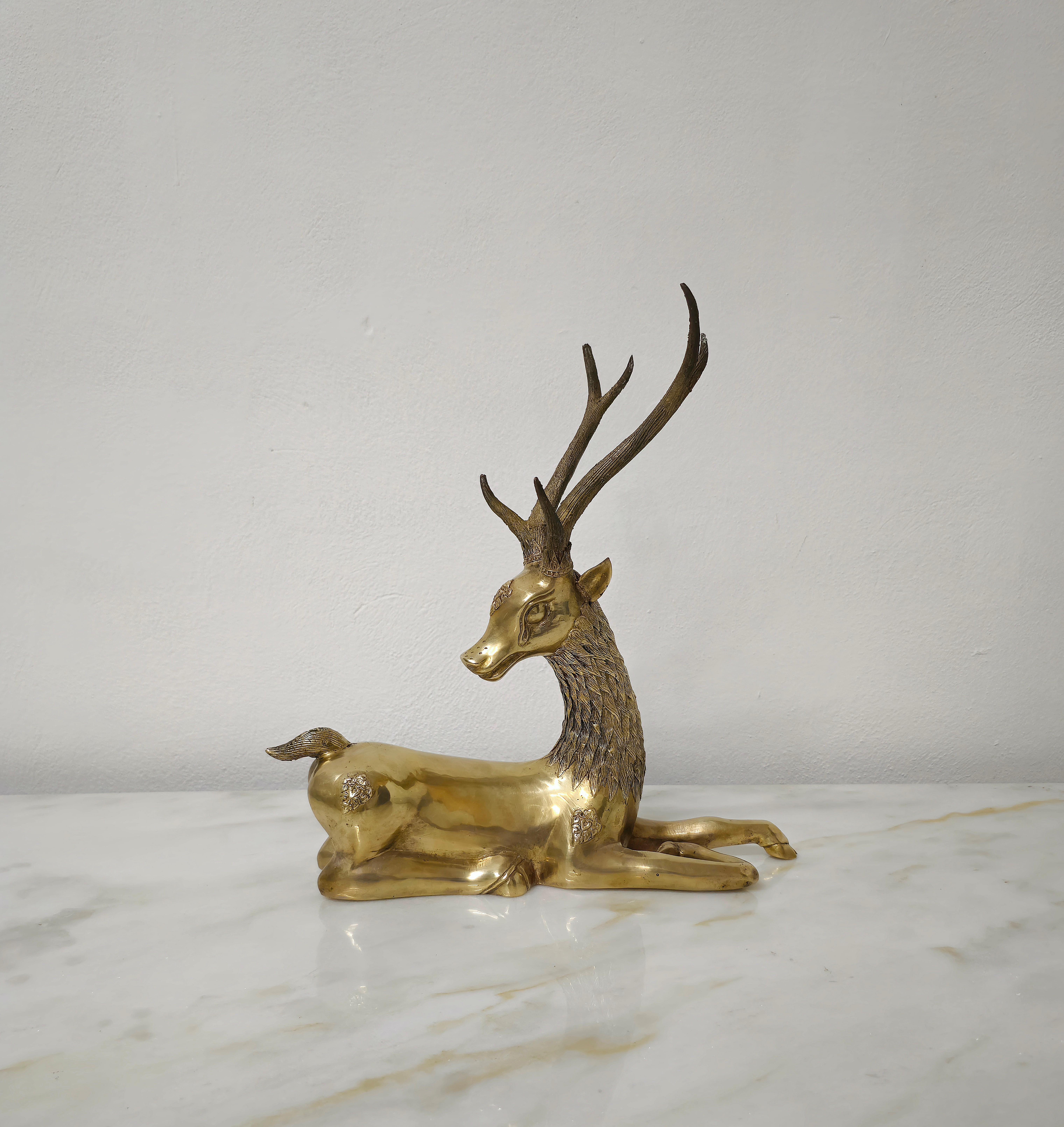 20ième siècle Objets décoratifs animaliers Sculptures de cerfs laiton Hollywood Regency des années 1960, lot de 2 en vente