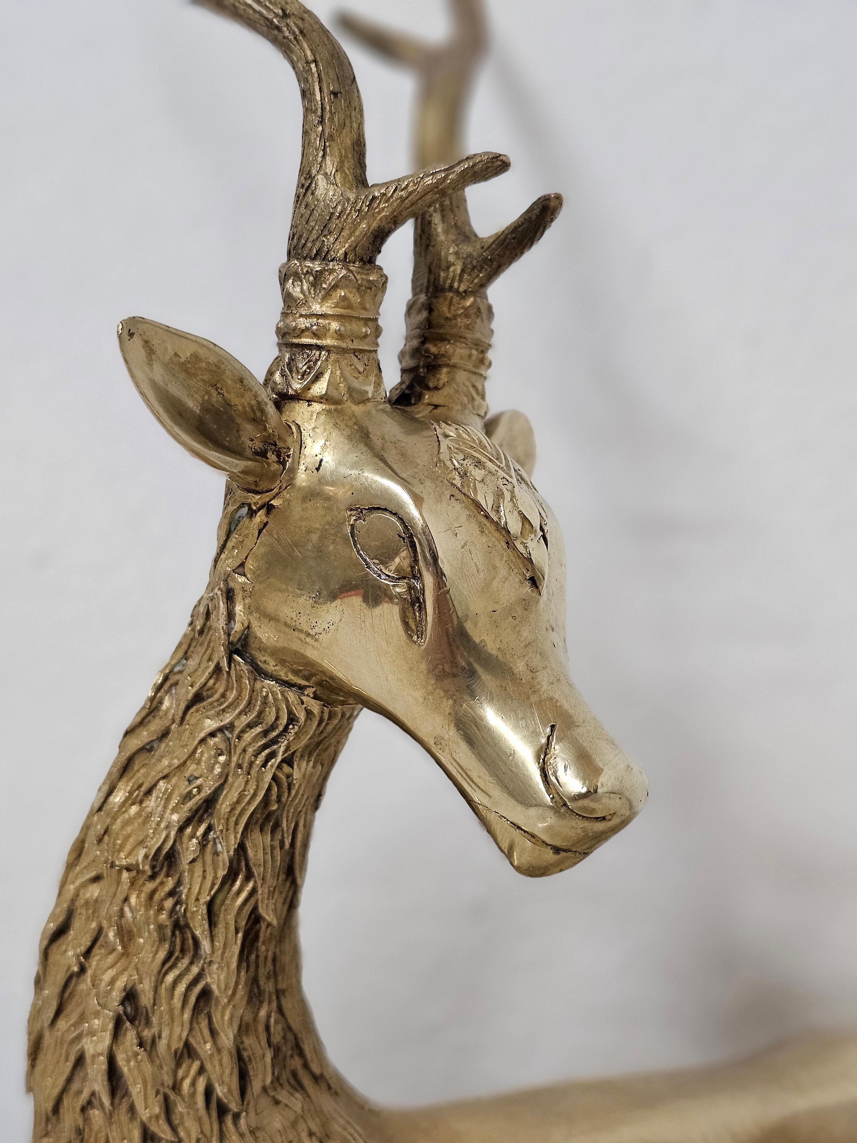 Laiton Objets décoratifs animaliers Sculptures de cerfs laiton Hollywood Regency des années 1960, lot de 2 en vente