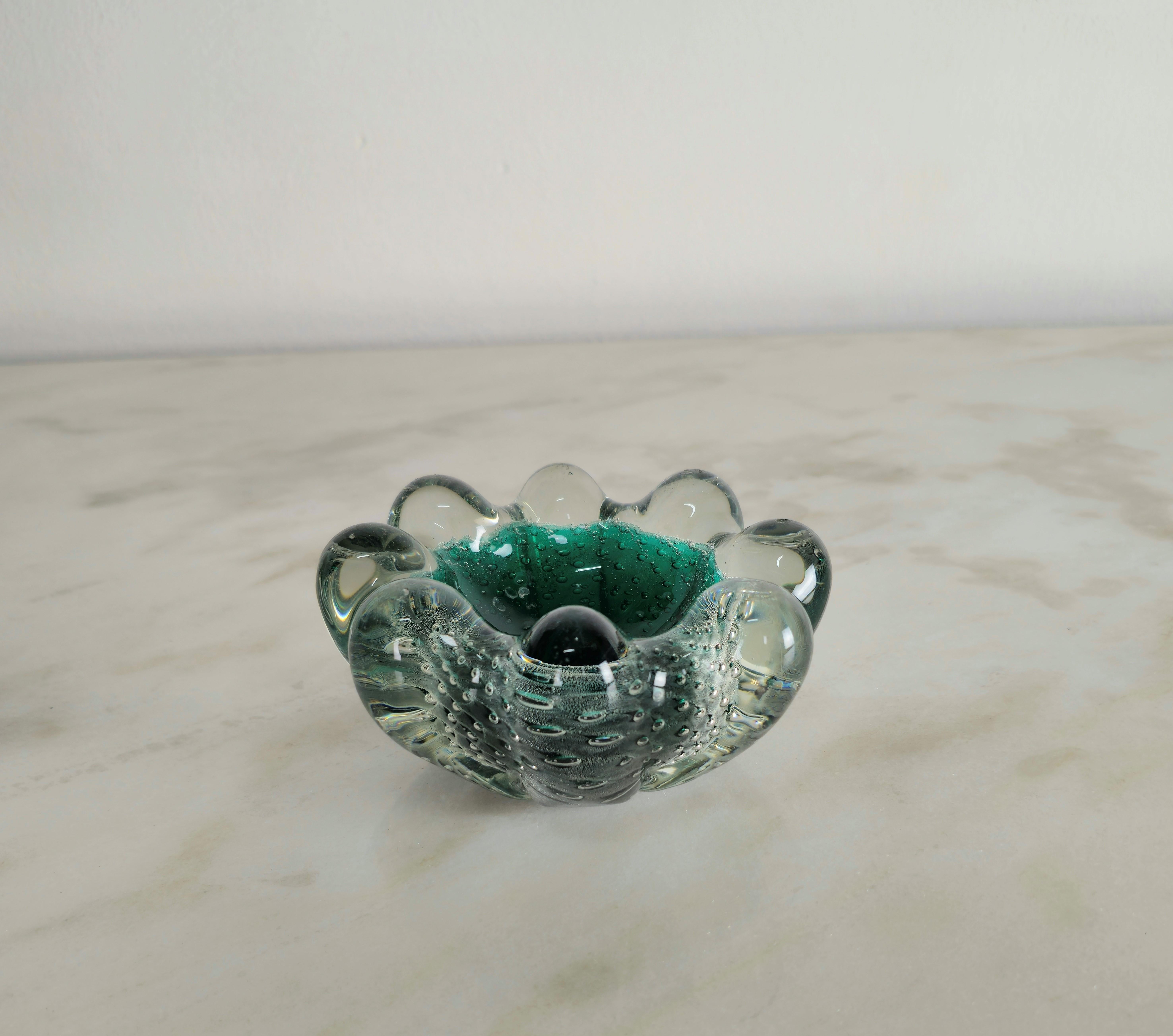 Small decorative object produced in Italy in the 1950s by Seguso Vetri d'Arte.
The object was made of sommerso bullicante Murano glass in shades of transparent and emerald green.

