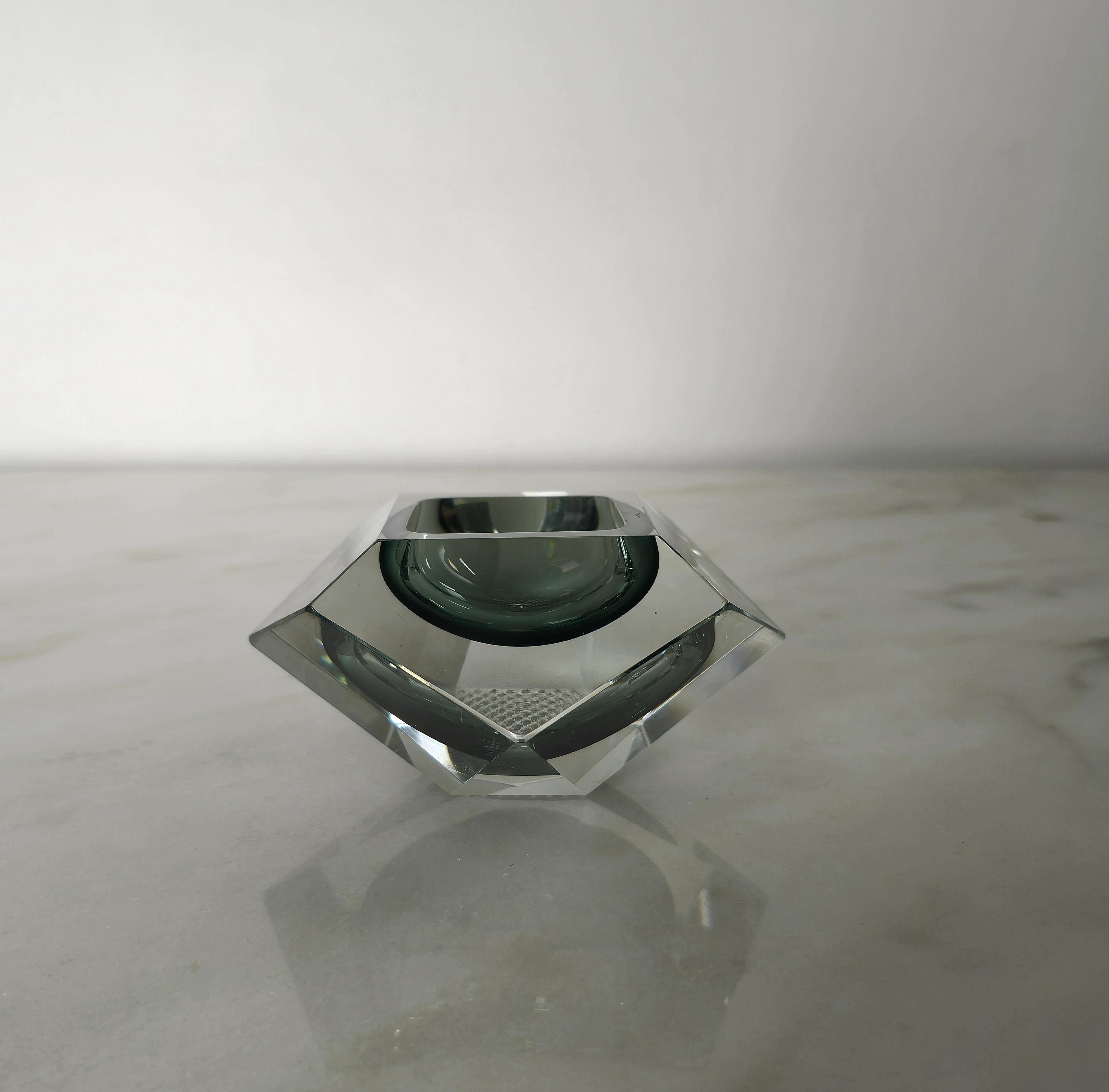Decorative multifaceted diamond-shaped bowl made of Murano glass in shades of transparent and grey. Flavio Poli, Italy in the 60s.



Note: We try to offer our customers an excellent service even in shipments all over the world, collaborating with
