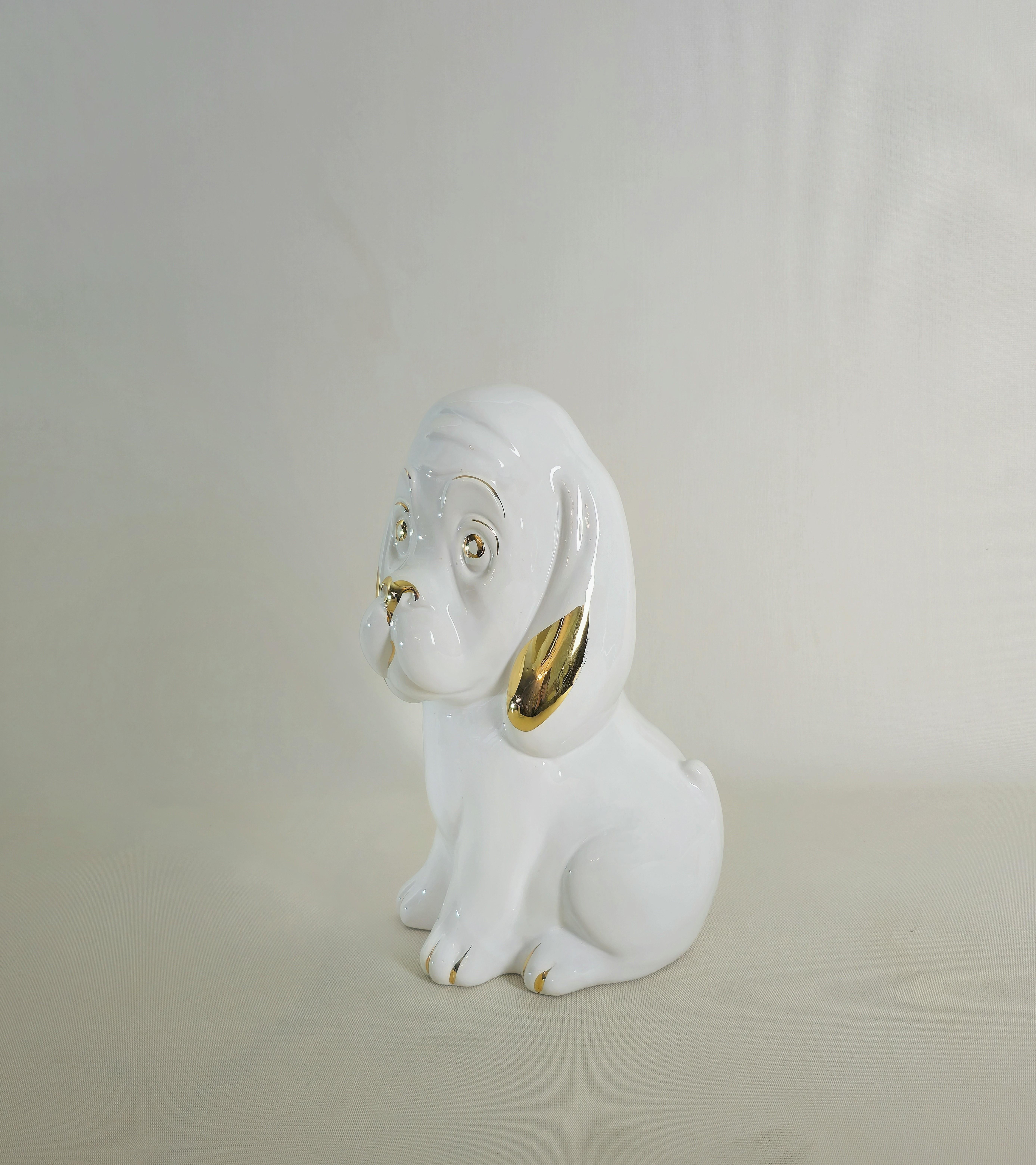 Très beau et grand chien en porcelaine émaillée blanche avec définitions dorées. Production italienne des années 70.



Note : Nous essayons d'offrir à nos clients un excellent service, même pour les envois dans le monde entier, en collaborant avec