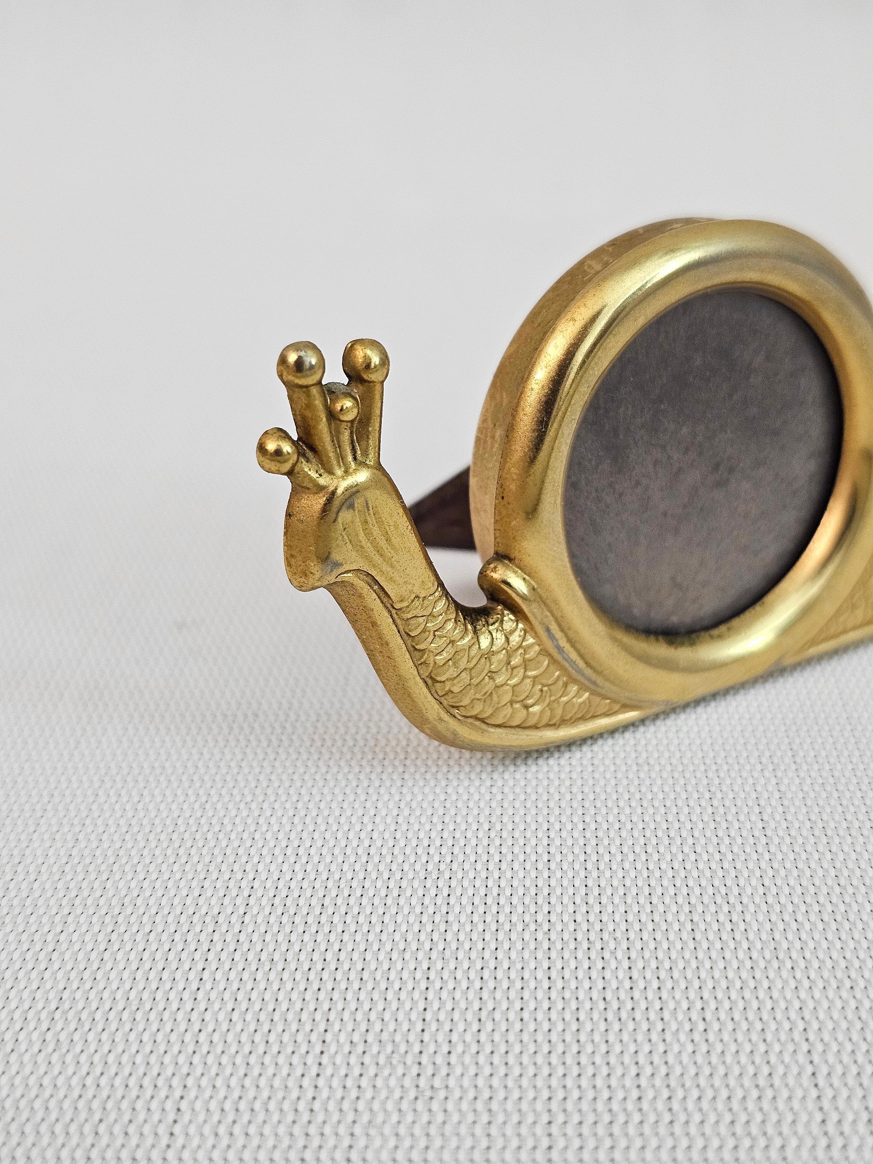 Small photo frame representing a snail, made of 24KT gold plated brass with wooden support. Made in Italy in the 60s.


Note: We try to offer our customers an excellent service even in shipments all over the world, collaborating with one of the best