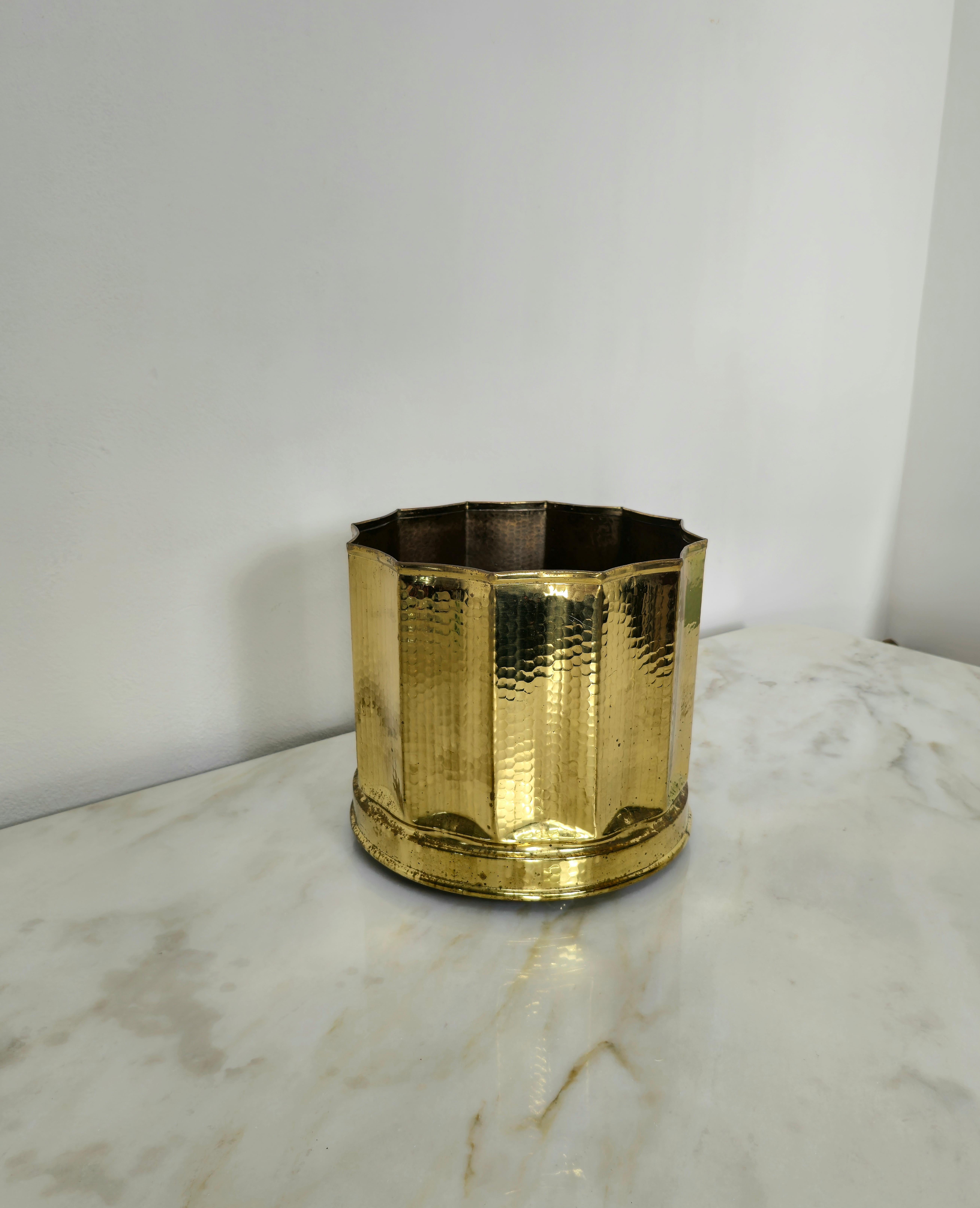 Decorative Object Plant Holder Cachepot Hammered Brass Midcentury Italy 1960s In Good Condition In Palermo, IT