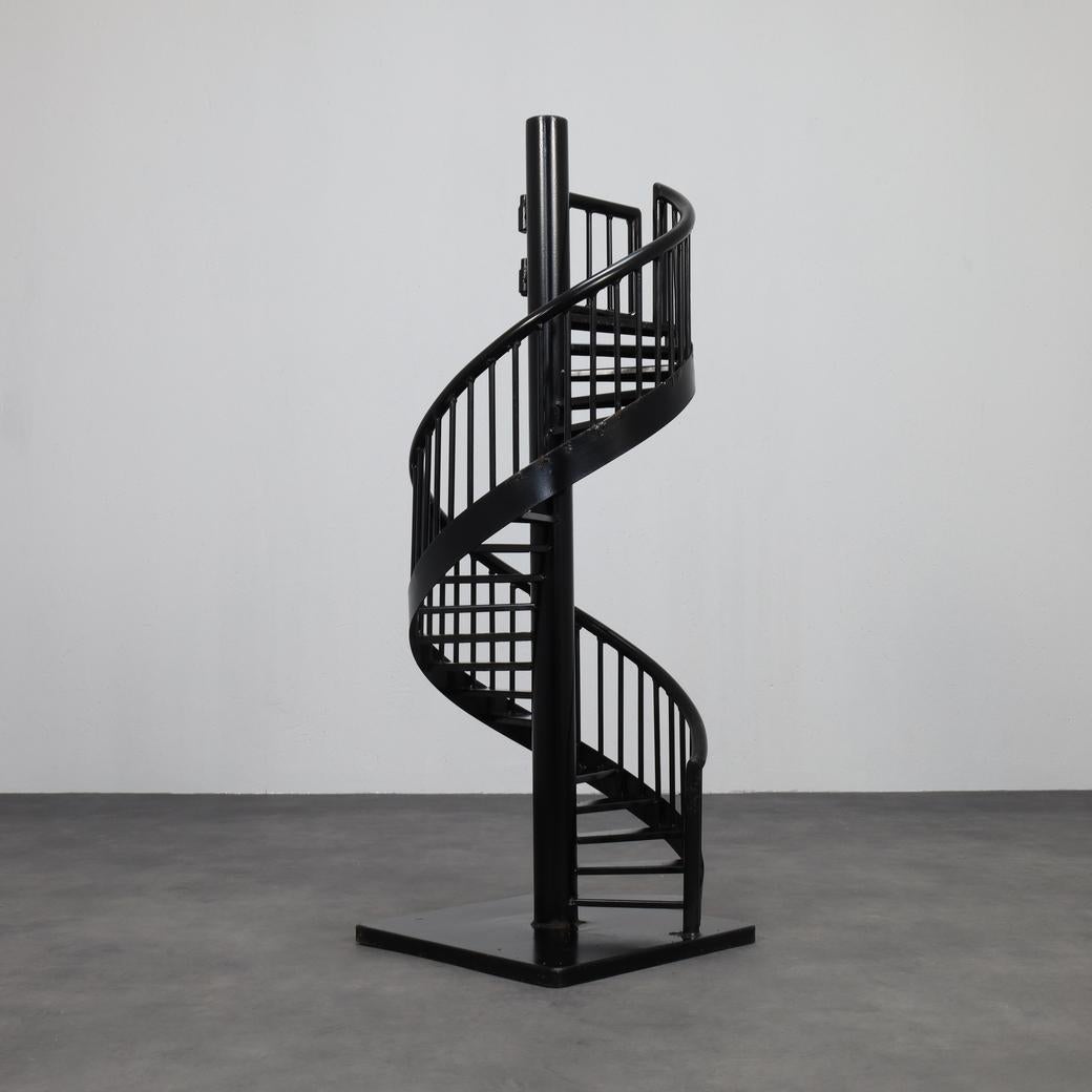 Highly decorative spiral staircase — scale 1:2.5, black, 115 cm high

This highly decorative spiral staircase, built at a 1:2.5 scale, stands 115 cm tall and is finished in a deep black tone. The spiral form is clean and architectural, with each