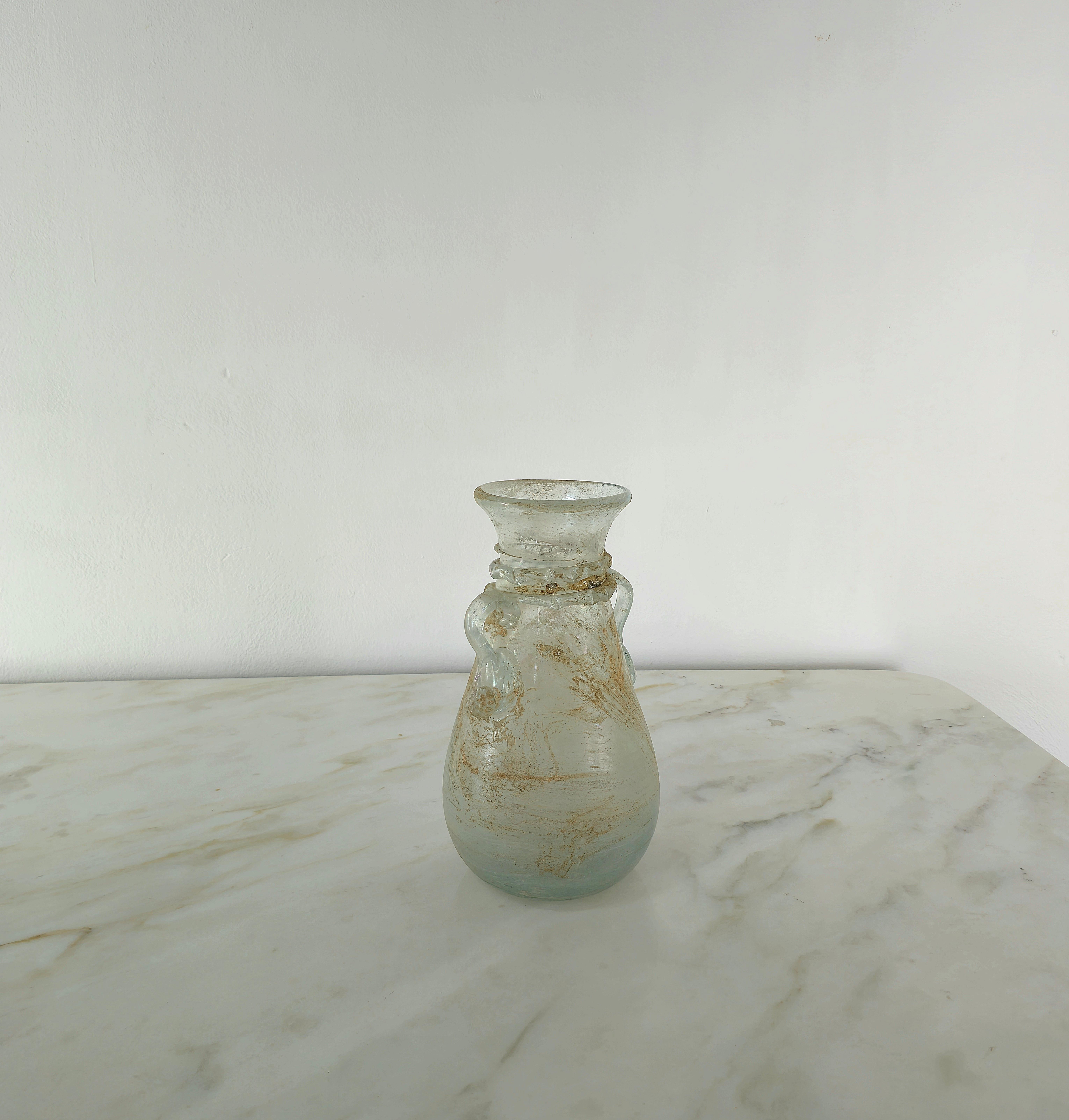 Vase, die der berühmten Glasmanufaktur Seguso zugeschrieben wird und in den 1960er Jahren in Italien hergestellt wurde.
Die Vase mit zwei Henkeln wurde aus Scavo Murano-Glas hergestellt, einer Art von Ornamentglas mit einer rauen, mattierten