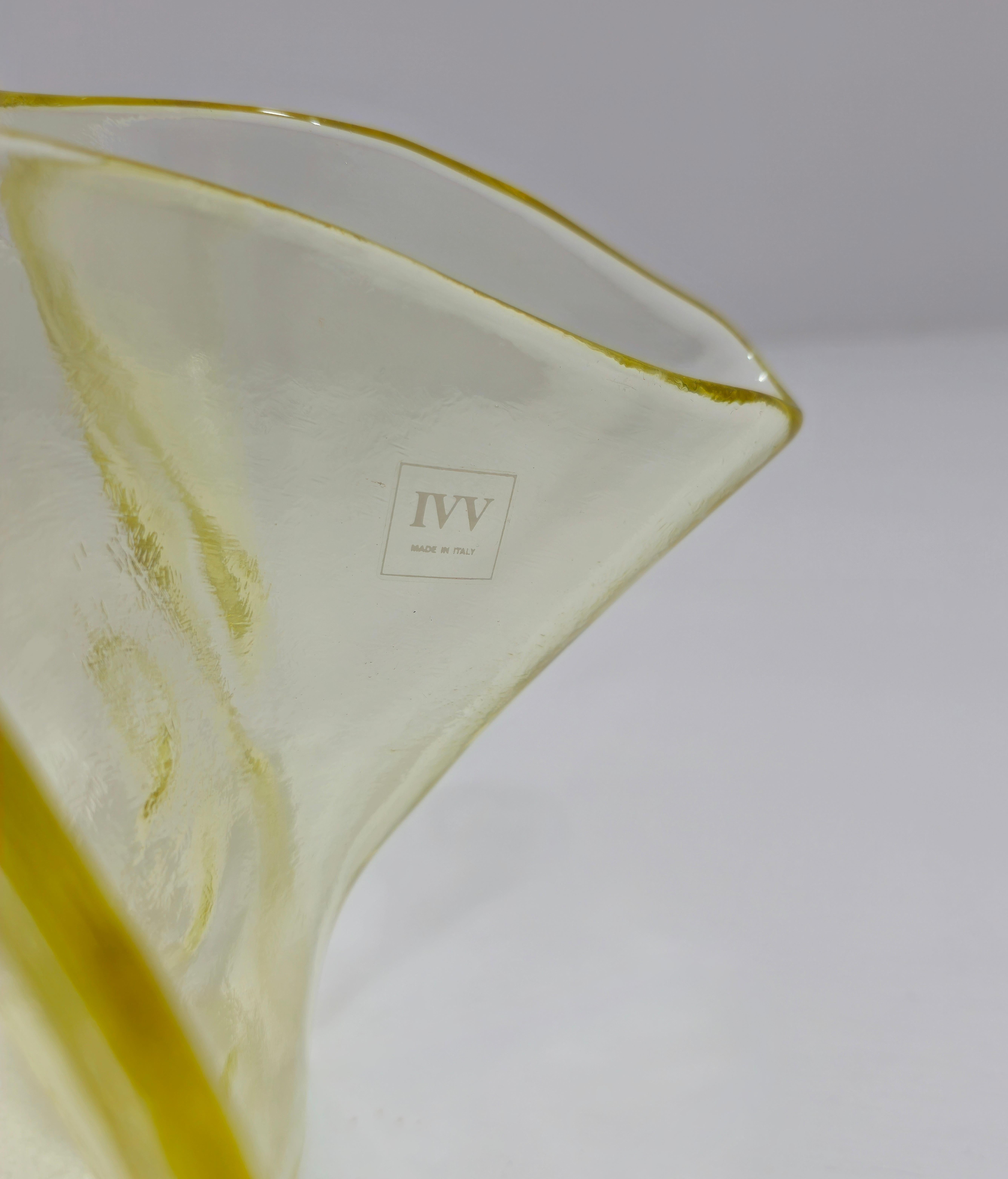 Dekoratives Objekt Vase Gelb Murano Glas Taschentuch Mitte des Jahrhunderts Modern Italien 80er Jahre. Das Glas wechselt von einem hellen Gelb zu einem dunklen und vollen Gelb am Rand der Vase. Er wurde in den 70er/80er Jahren von Industria Vetraria