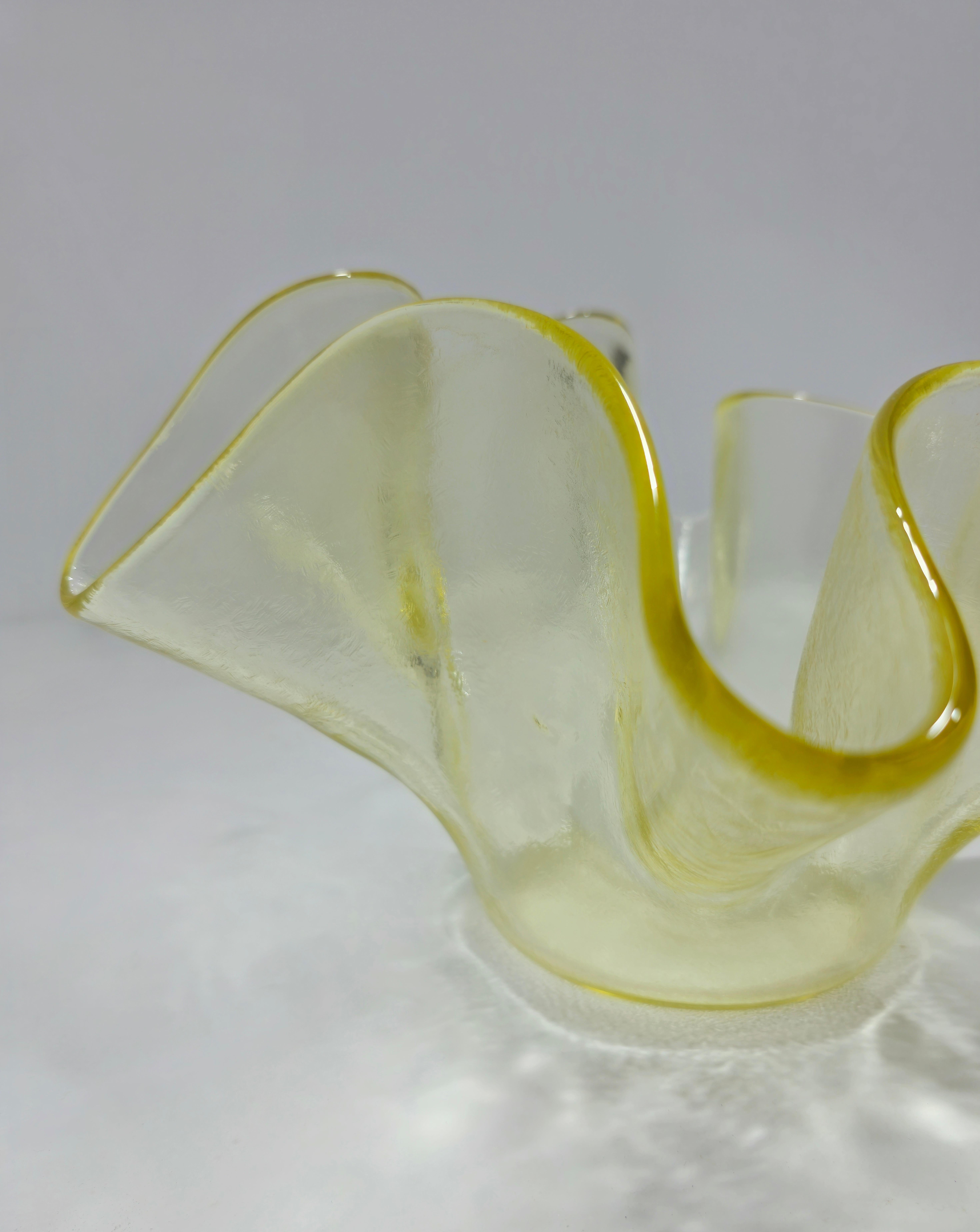 Dekoratives Objekt Vase Gelb  Glashandtasche IVV Mid-Century Italien 70/80er Jahre IVV Italien (Moderne der Mitte des Jahrhunderts) im Angebot