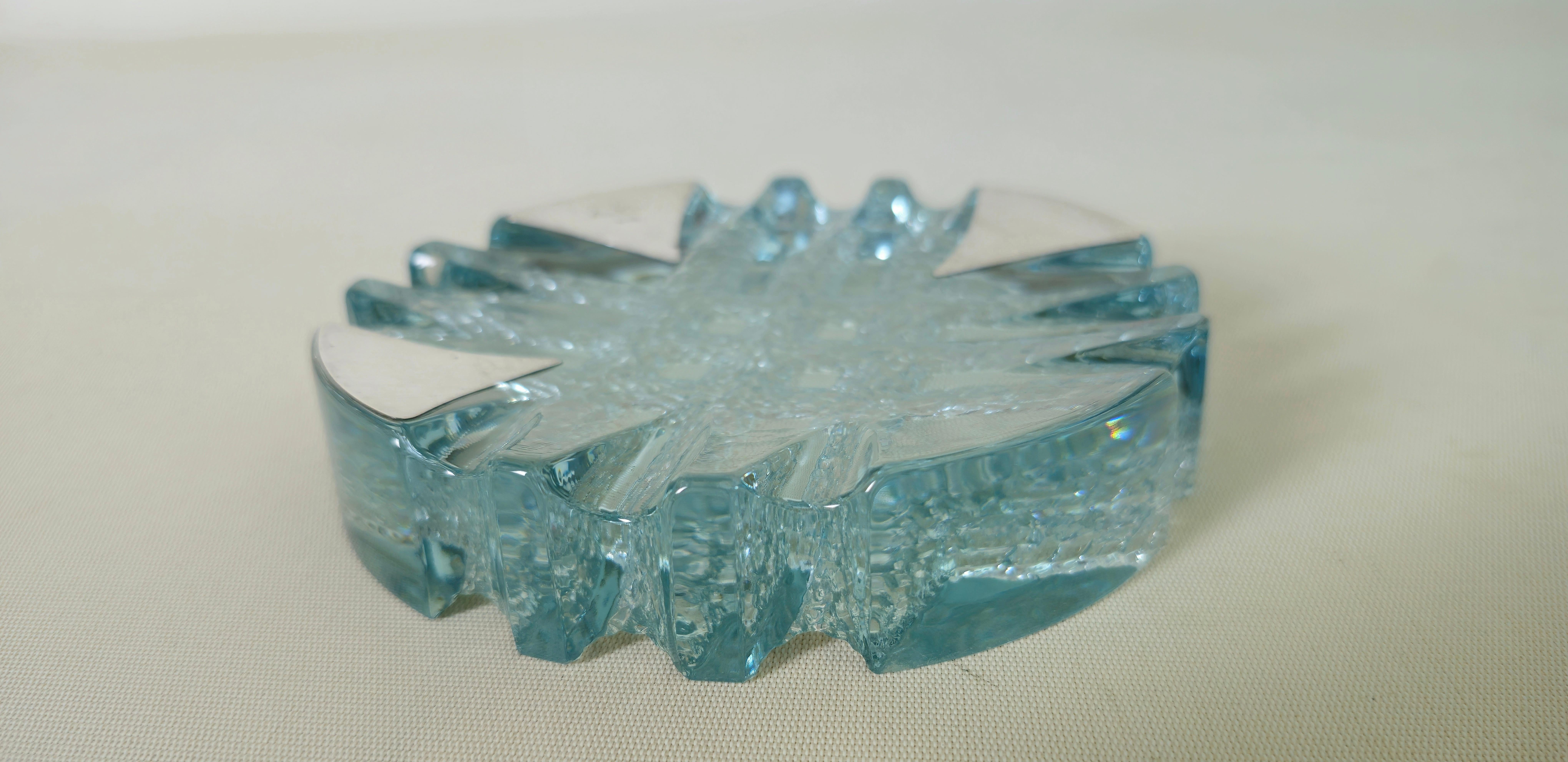 Objeto decorativo Cenicero Vide-Poche Cristal de grosor considerable en tonos azules. Tiene tres accesorios de plata aplicados al cristal, uno de los cuales lleva el sello 800 y la firma de Claude Cuny. Por favor, mira atentamente el vídeo y las