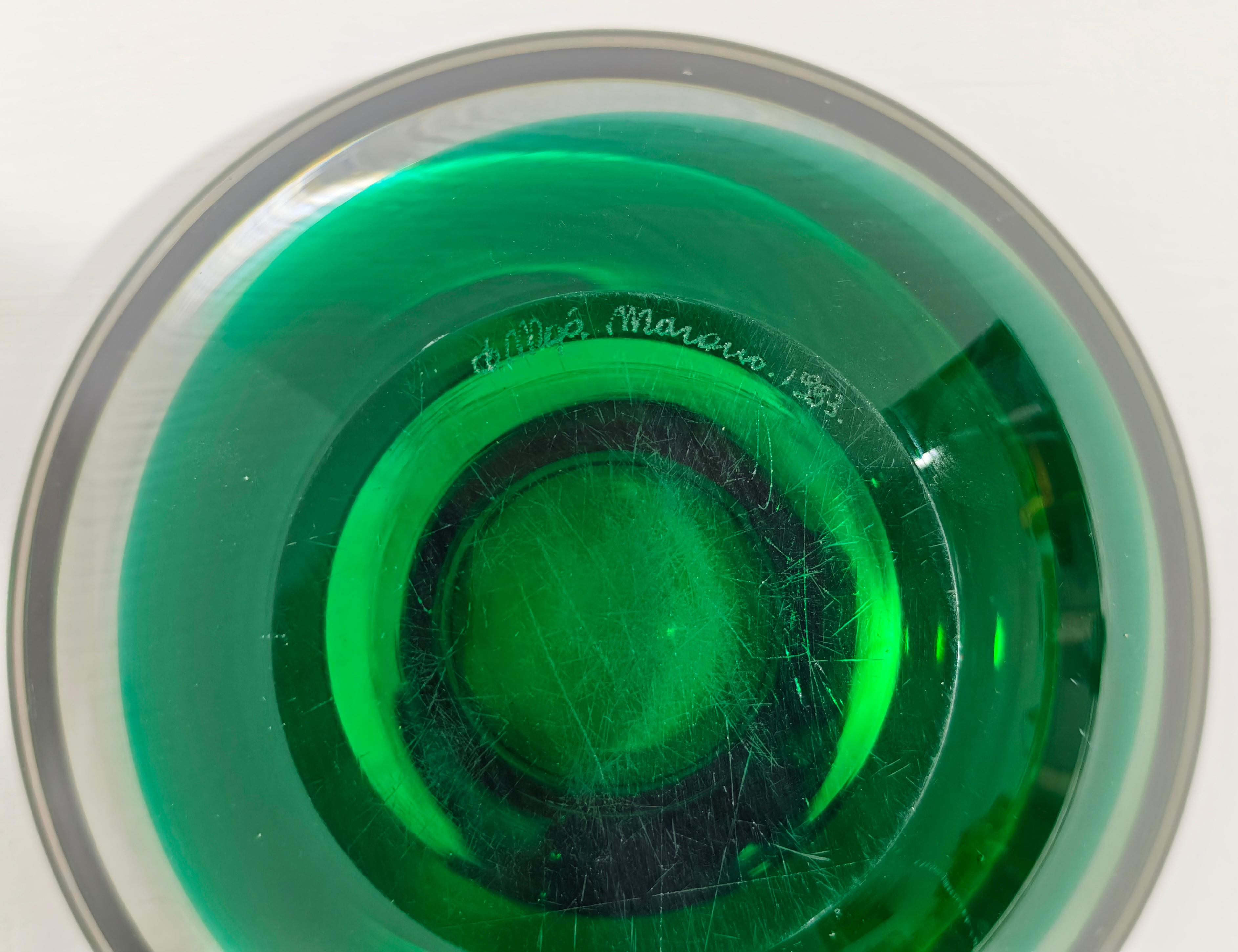 Dekoratives Objekt oder Schale/Tablett, hergestellt in Italien in den 93er Jahren von De Majo.
Das Objekt besteht aus Murano-Glas, das in waldgrüne Farbtöne getaucht ist, und hat einen runden Körper mit konkavem Inneren. Von großer Dicke. Kratzende