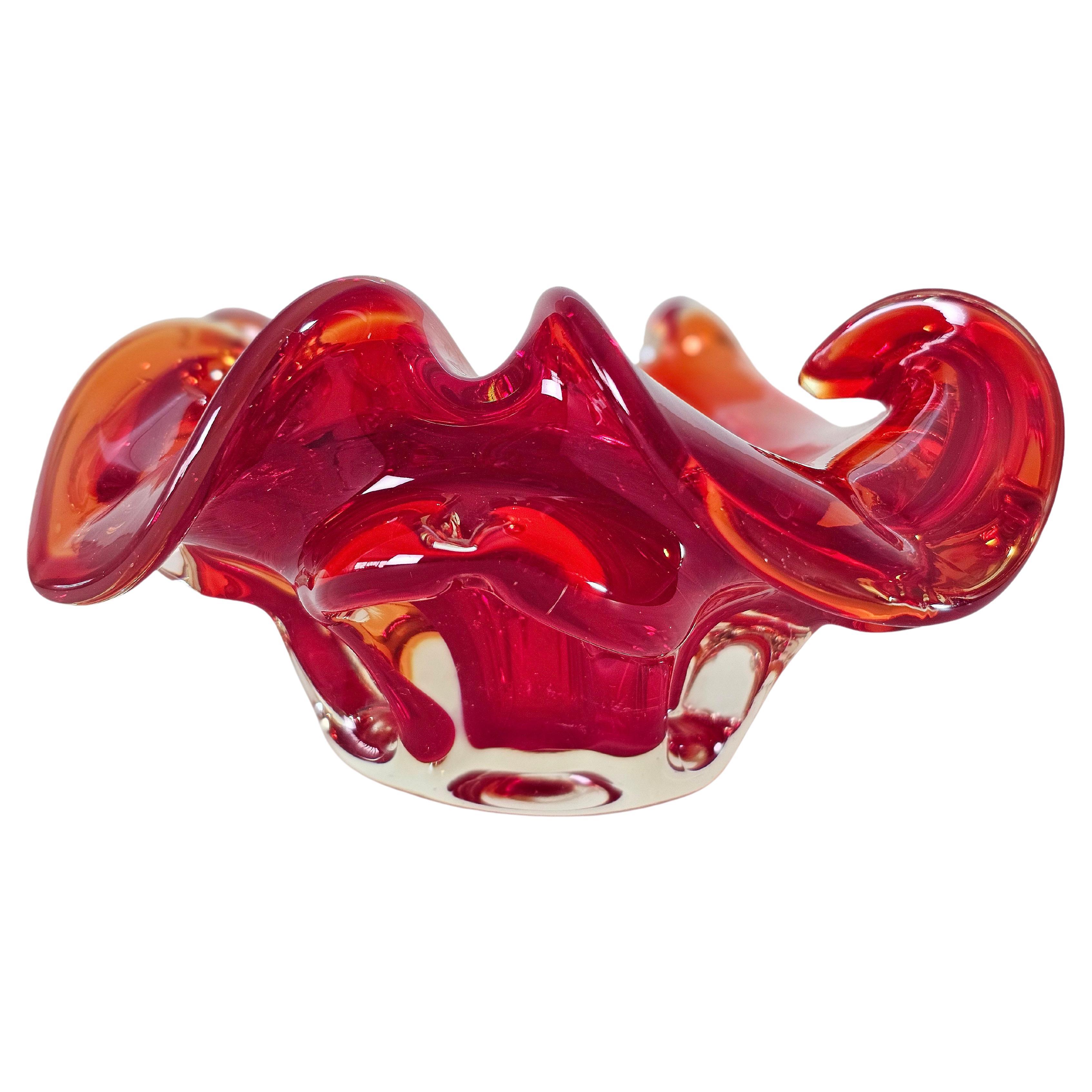 Ciotola in vetro di Murano rosso. Il colore vivace rende questo articolo molto decorativo. Questo originale elemento in vetro vintage è stato progettato e prodotto negli anni '70 in Italia. Ti preghiamo di guardare attentamente il video e le foto,