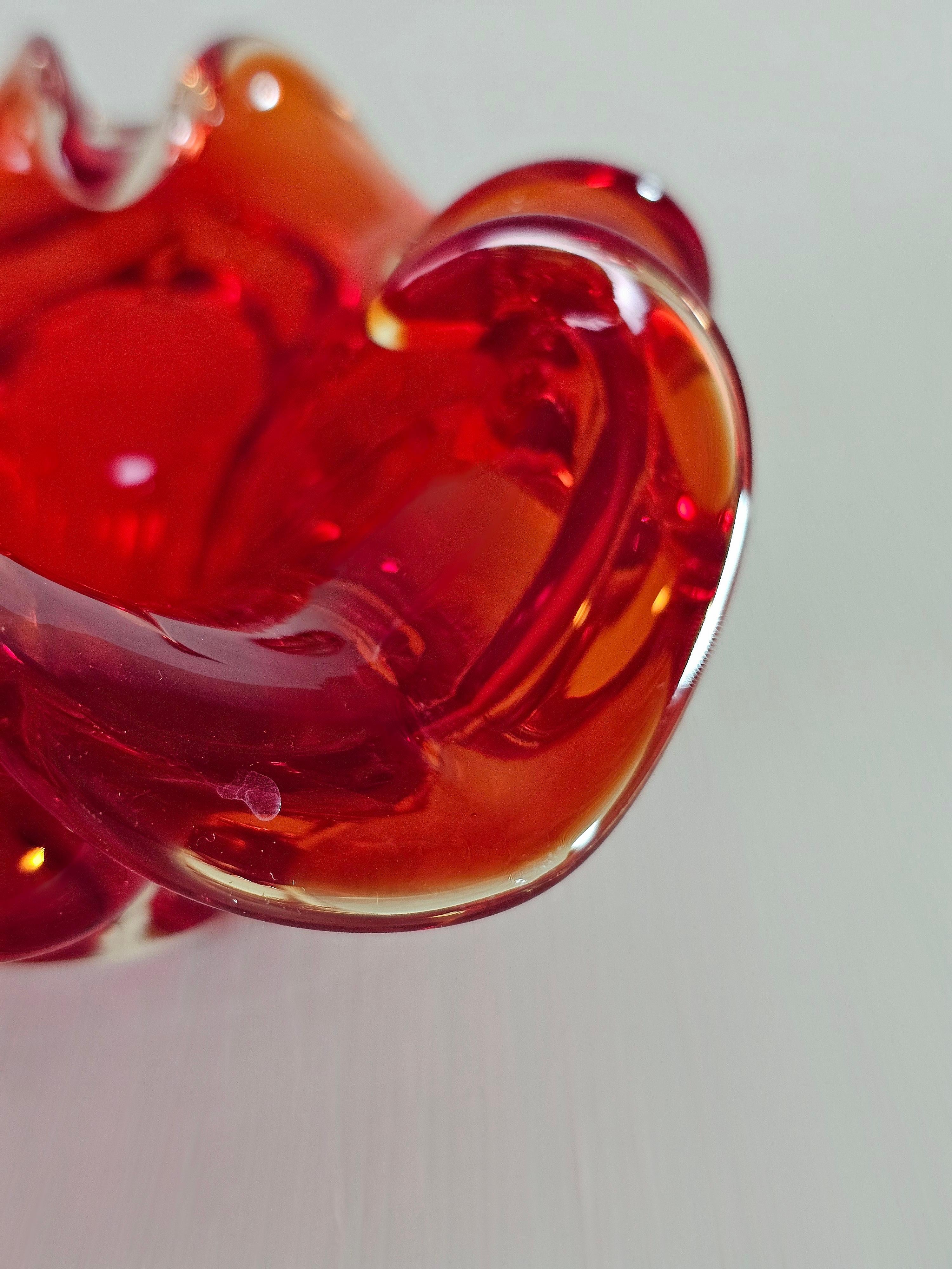 Mid-Century moderno Oggetto decorativo Ciotola Vide-Poche  Vetro di Murano Rosso Midcentury Italia 1970 in vendita