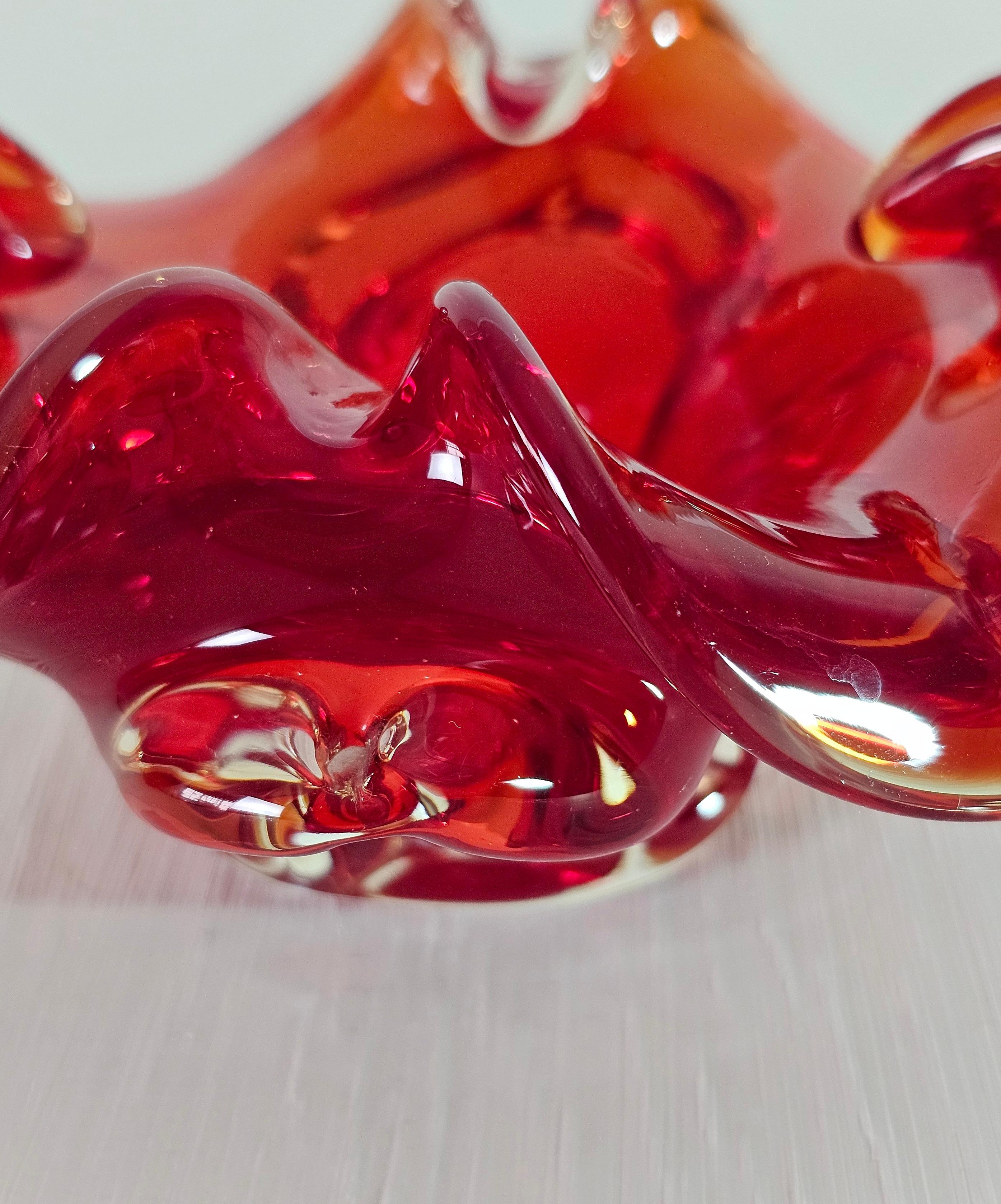 Italiano Oggetto decorativo Ciotola Vide-Poche  Vetro di Murano Rosso Midcentury Italia 1970 in vendita