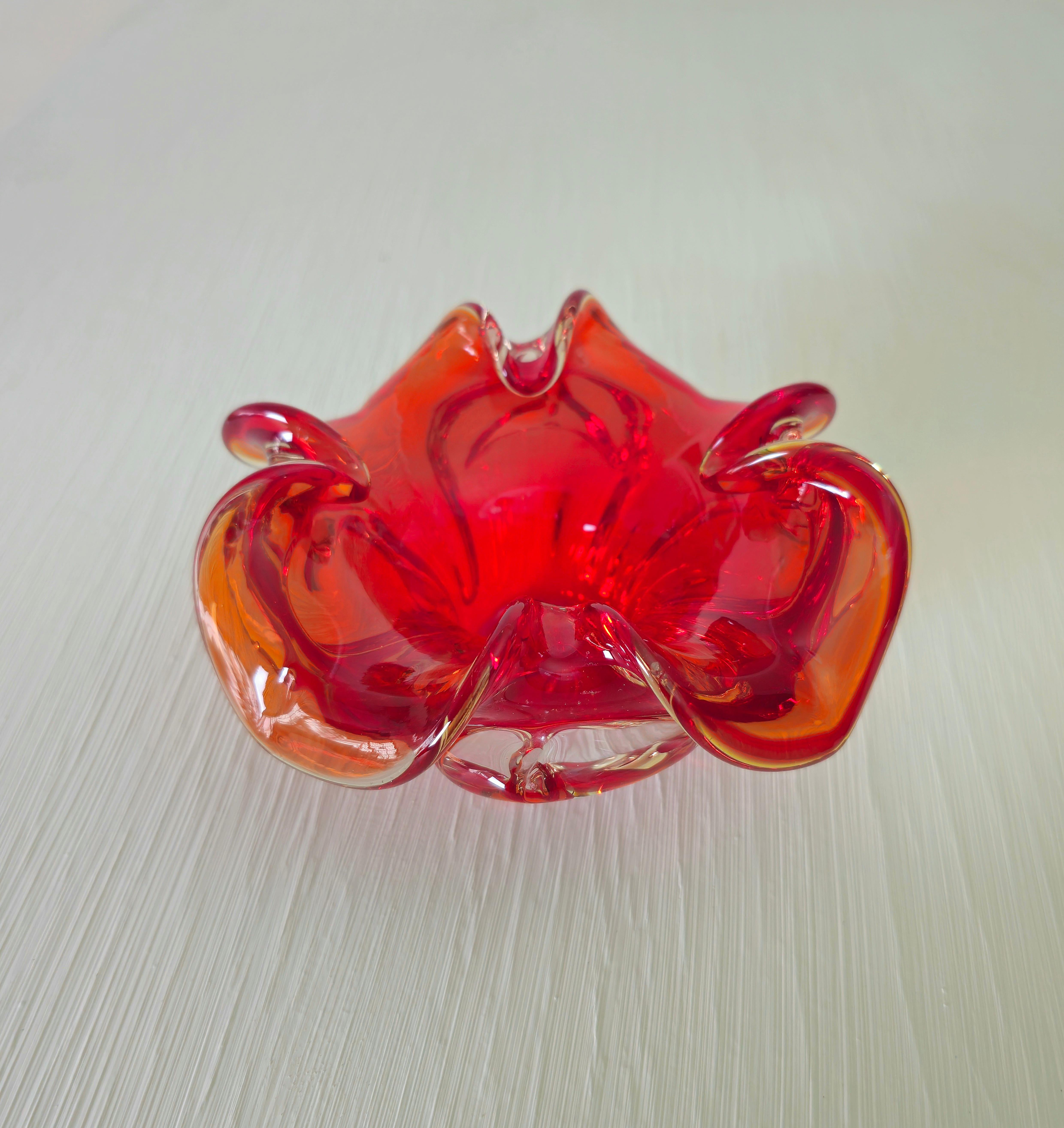 Oggetto decorativo Ciotola Vide-Poche  Vetro di Murano Rosso Midcentury Italia 1970 in vendita 1