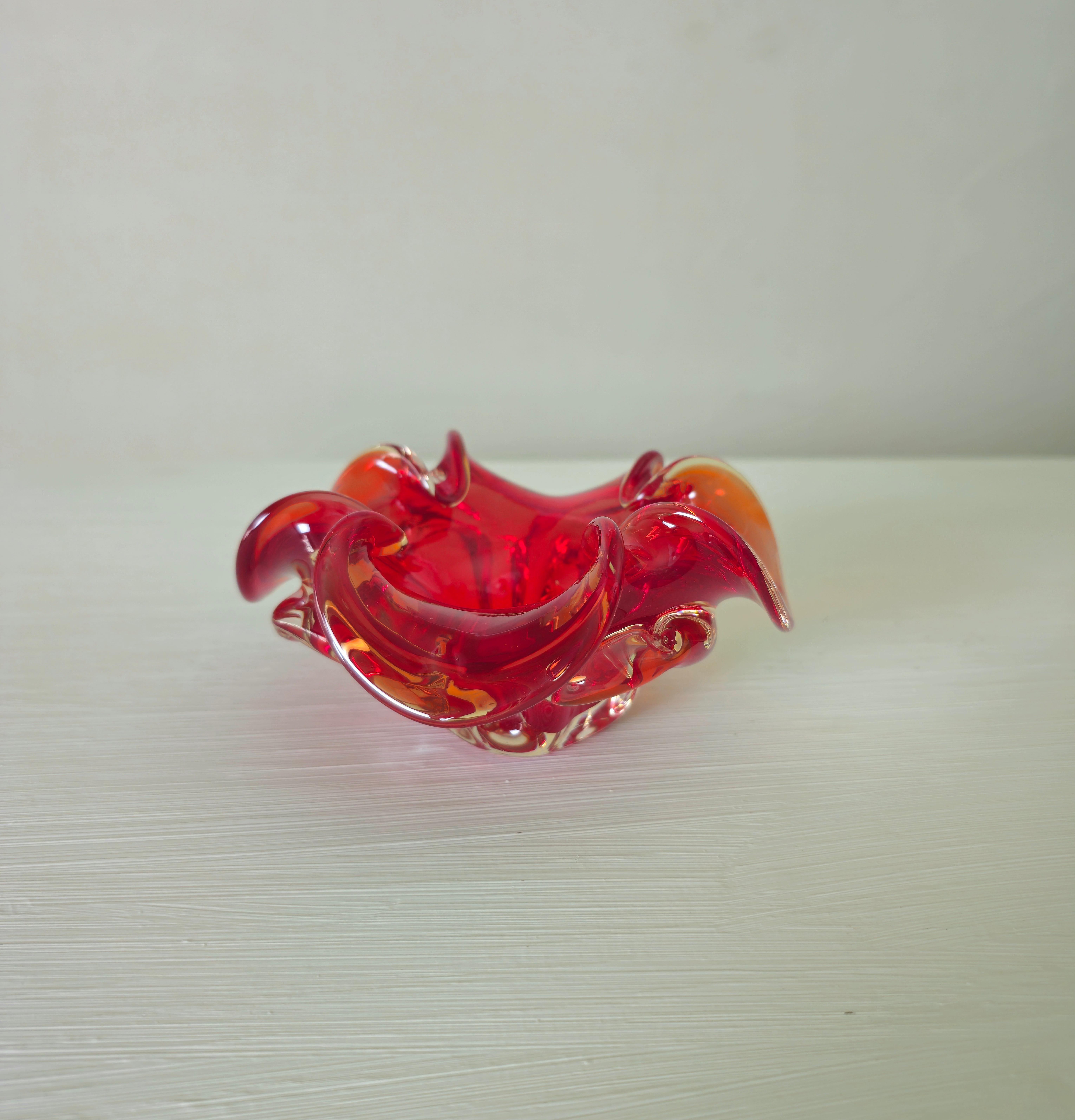 Oggetto decorativo Ciotola Vide-Poche  Vetro di Murano Rosso Midcentury Italia 1970 in vendita 2