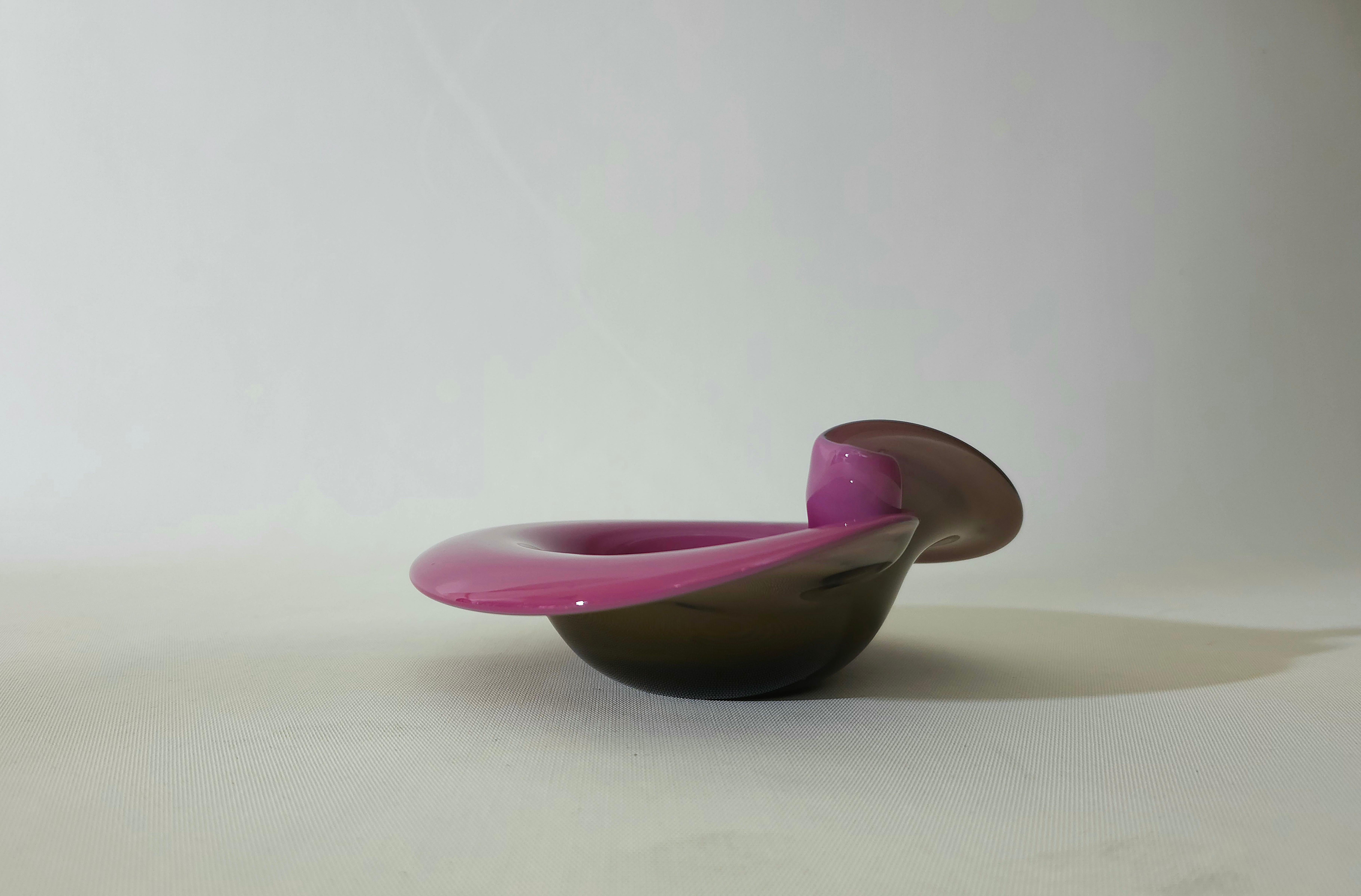 Murano pocket emptier in magenta colour. Almost circular body. On the underside it has a dove gray colour. Elegant object, with modest dimensions and bright colour. Intact.

Weight: 770 grams

Note: We try to offer our customers an excellent service
