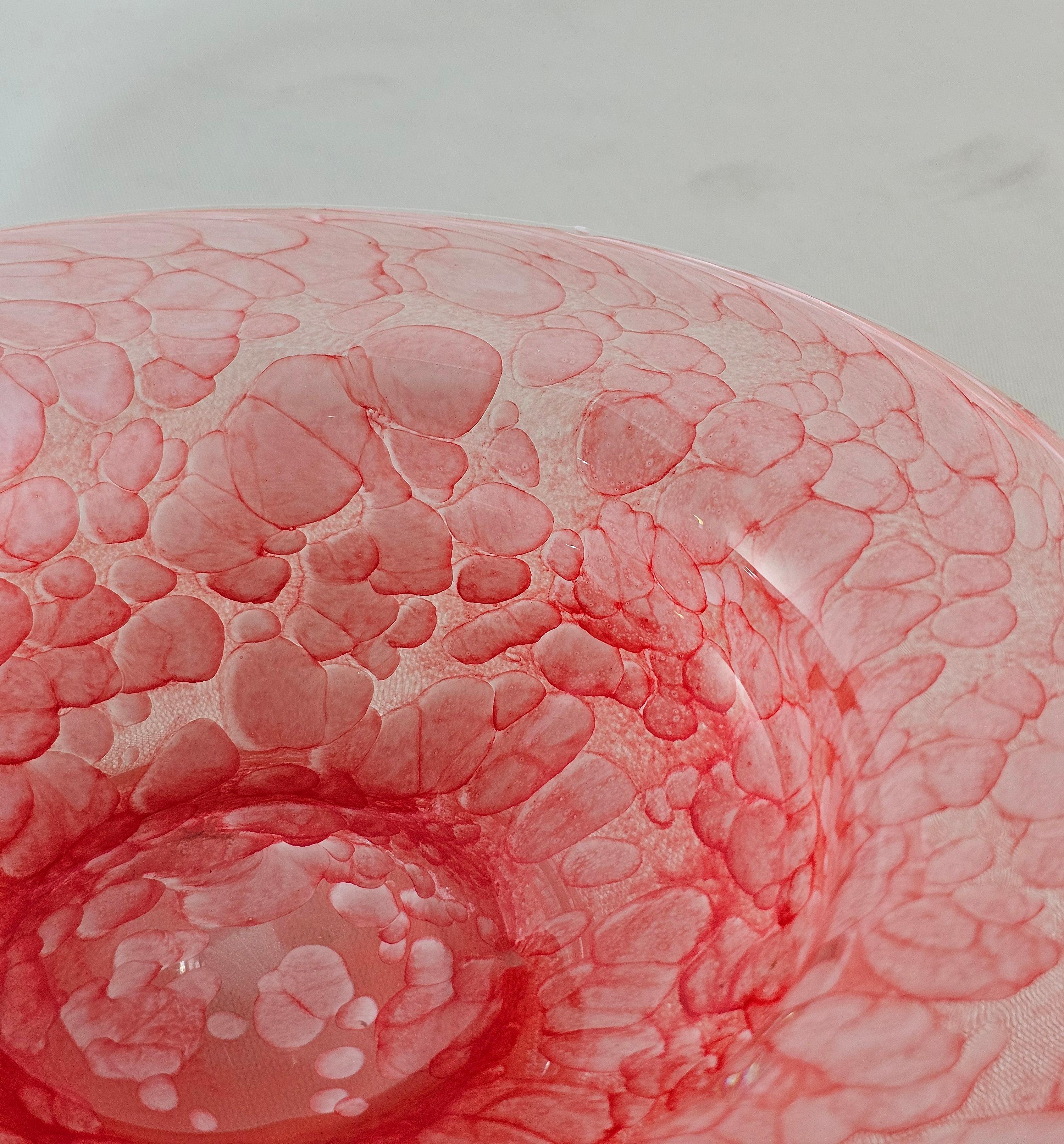 Kreisförmige Videopoche aus mazelliertem Murano-Glas in Weiß- und Rottönen. Zuzuschreiben den Fratelli Toso. Italien in den 70er Jahren.


Hinweis: Wir bemühen uns, unseren Kunden auch bei Sendungen in die ganze Welt einen exzellenten Service zu