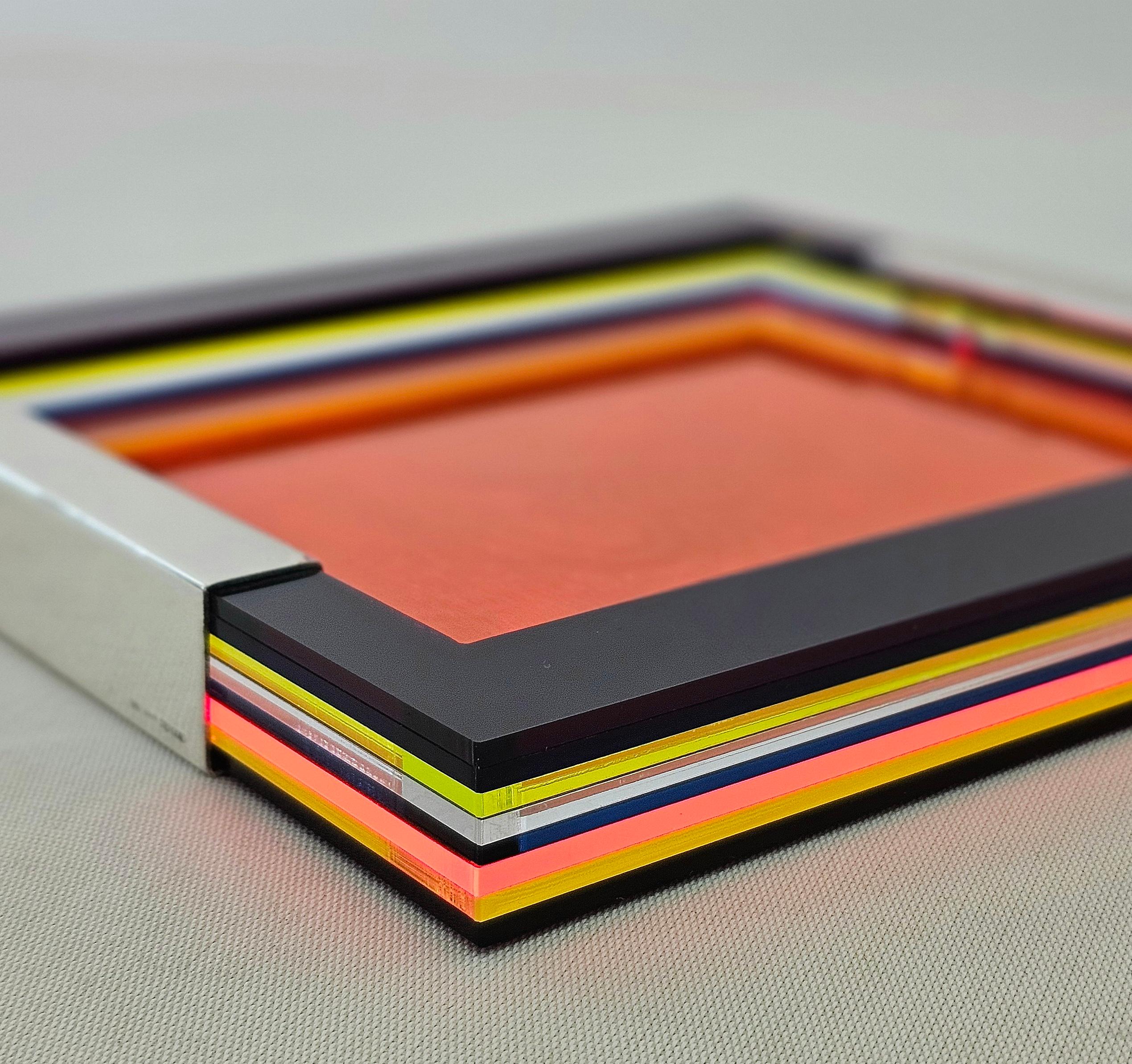 Eine ganz besondere Videopoche aus Plexiglas mit 925er Silberverzierung, acht sich überlappende Plexiglasplatten in verschiedenen Farben, die einen einzigartigen Effekt ergeben. Die Historizität von Greggio Silberwaren, Protagonist der