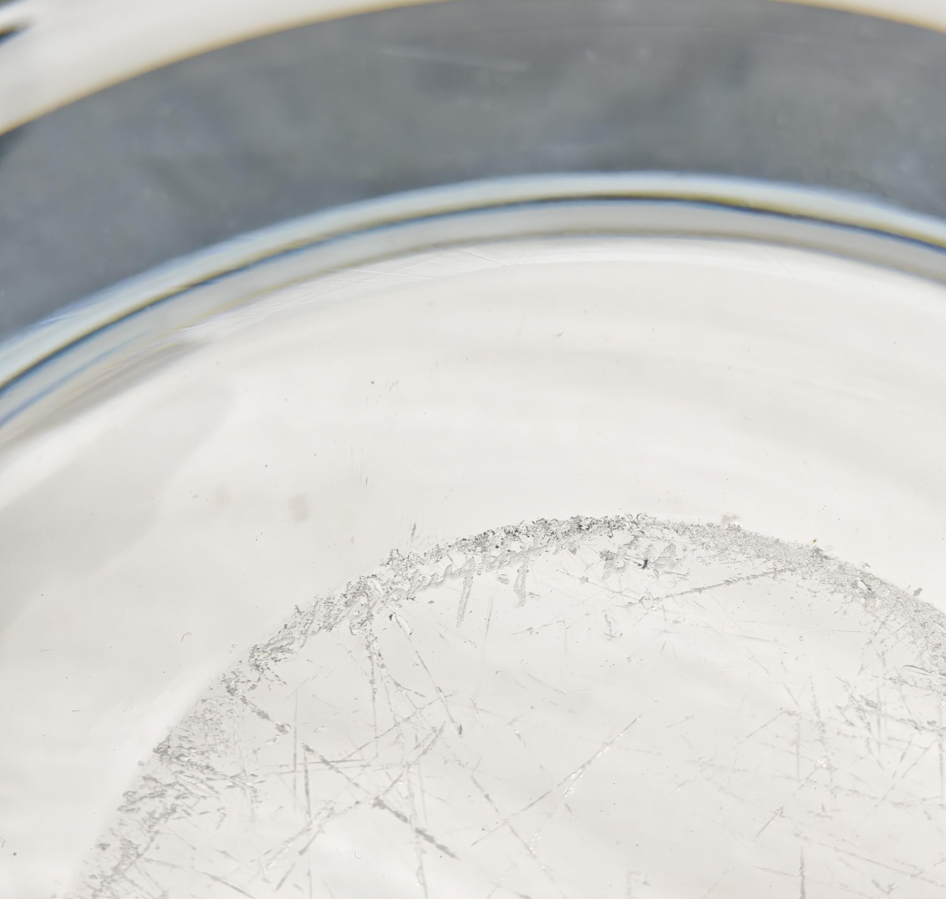 Vide-poche/objet décoratif, signé sous la base. Produit en Italie dans les années 1960.
Le vide-poche a été fabriqué en verre massif transparent de Murano avec un corps circulaire. De couleur bleu clair Veuillez regarder attentivement la vidéo et