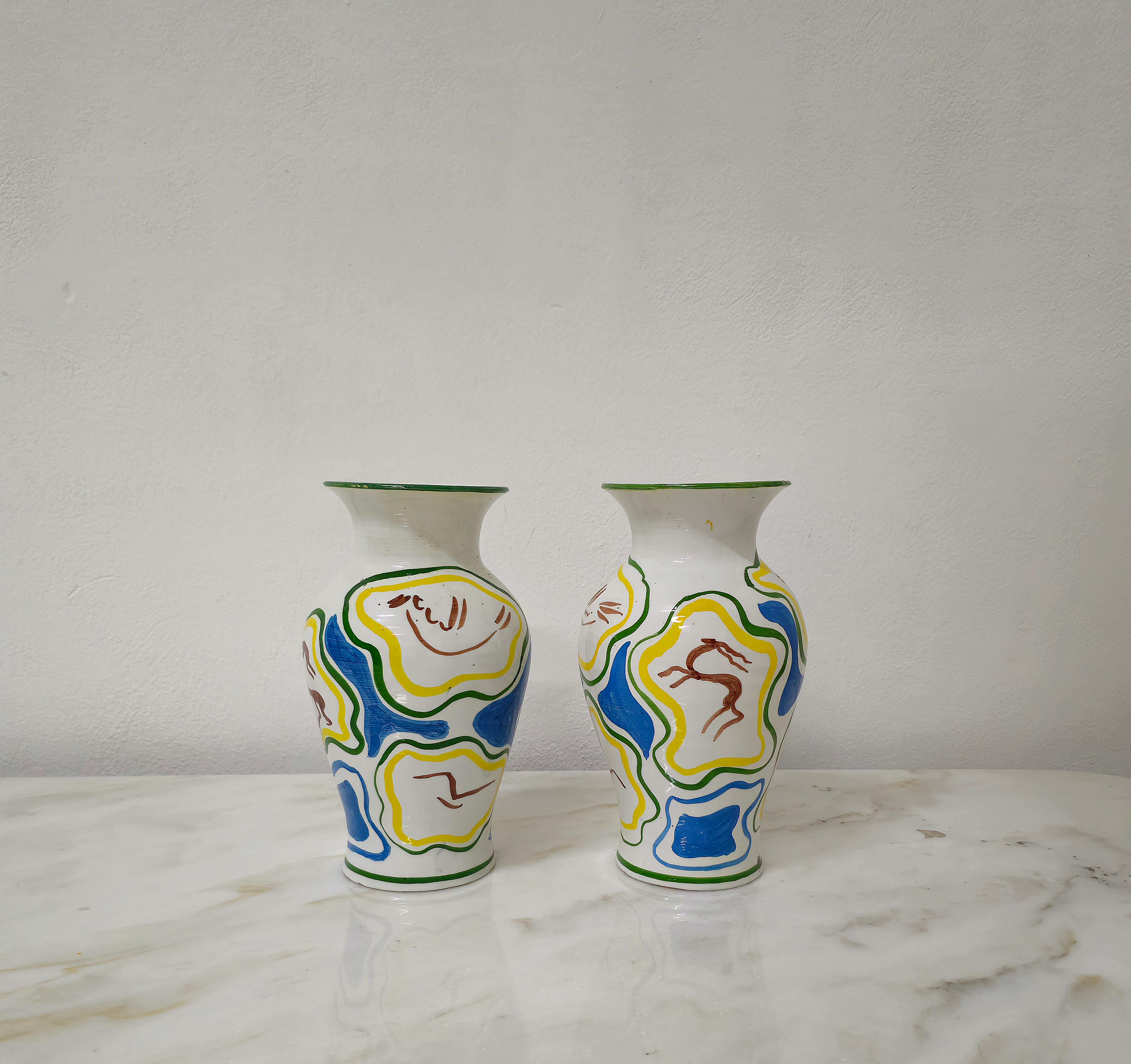 Lot de 2 vases en céramique émaillée blanche, verte, bleu clair, jaune et avec des motifs d'animaux dans les tons de brun. Fabriqué en Italie dans les années 60.

Diamètre de la bouche : 11.5 cm.

Poids total de l'ensemble : 3100 grammes



Note :