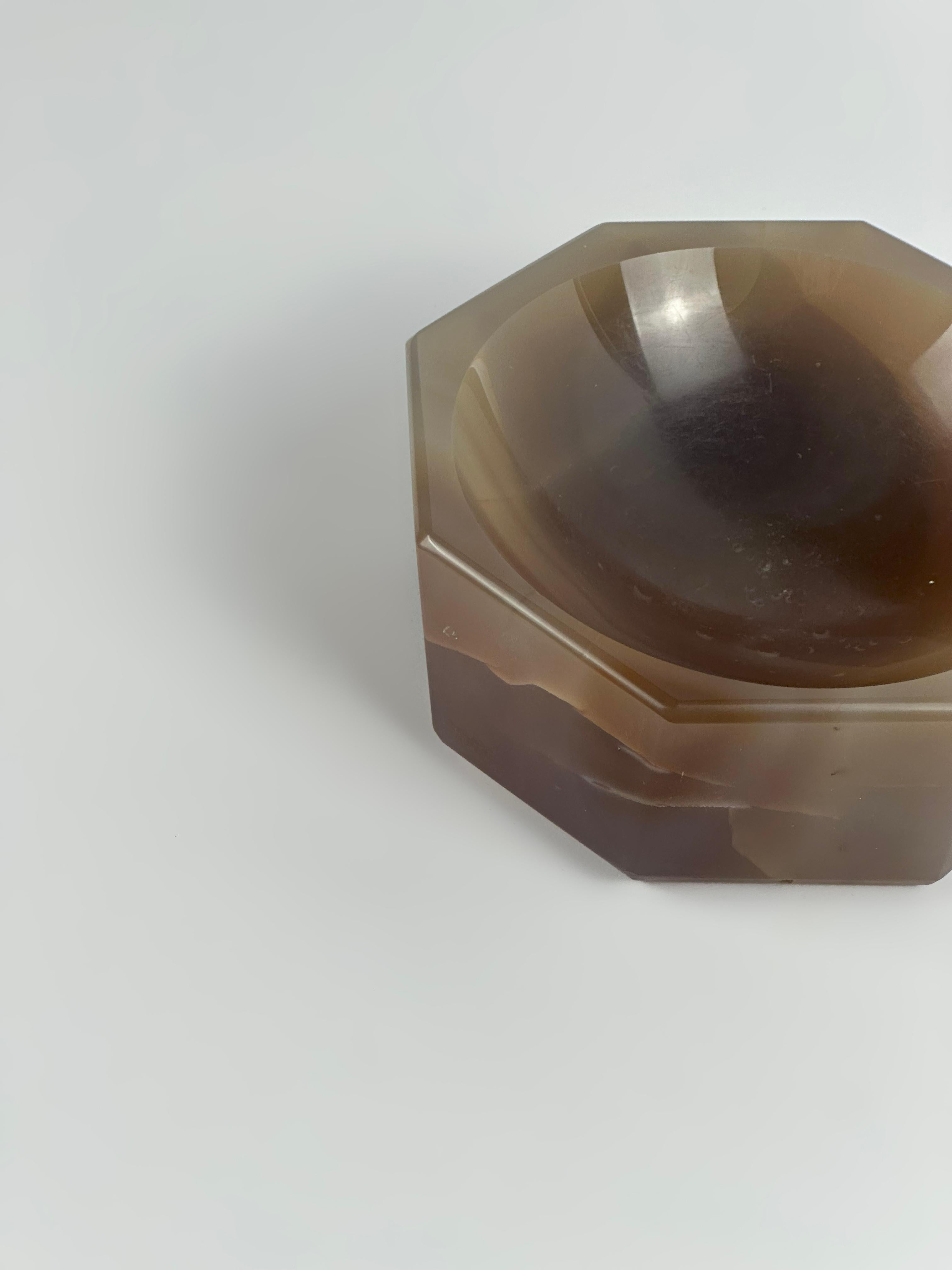 Este cuenco de ágata tallado a mano en la década de 1960 es un objeto decorativo escultórico hecho con ágata natural de Botsuana, una forma muy apreciada de cristal de calcedonia en bandas, conocida por su suave translucidez gris ahumada y sus