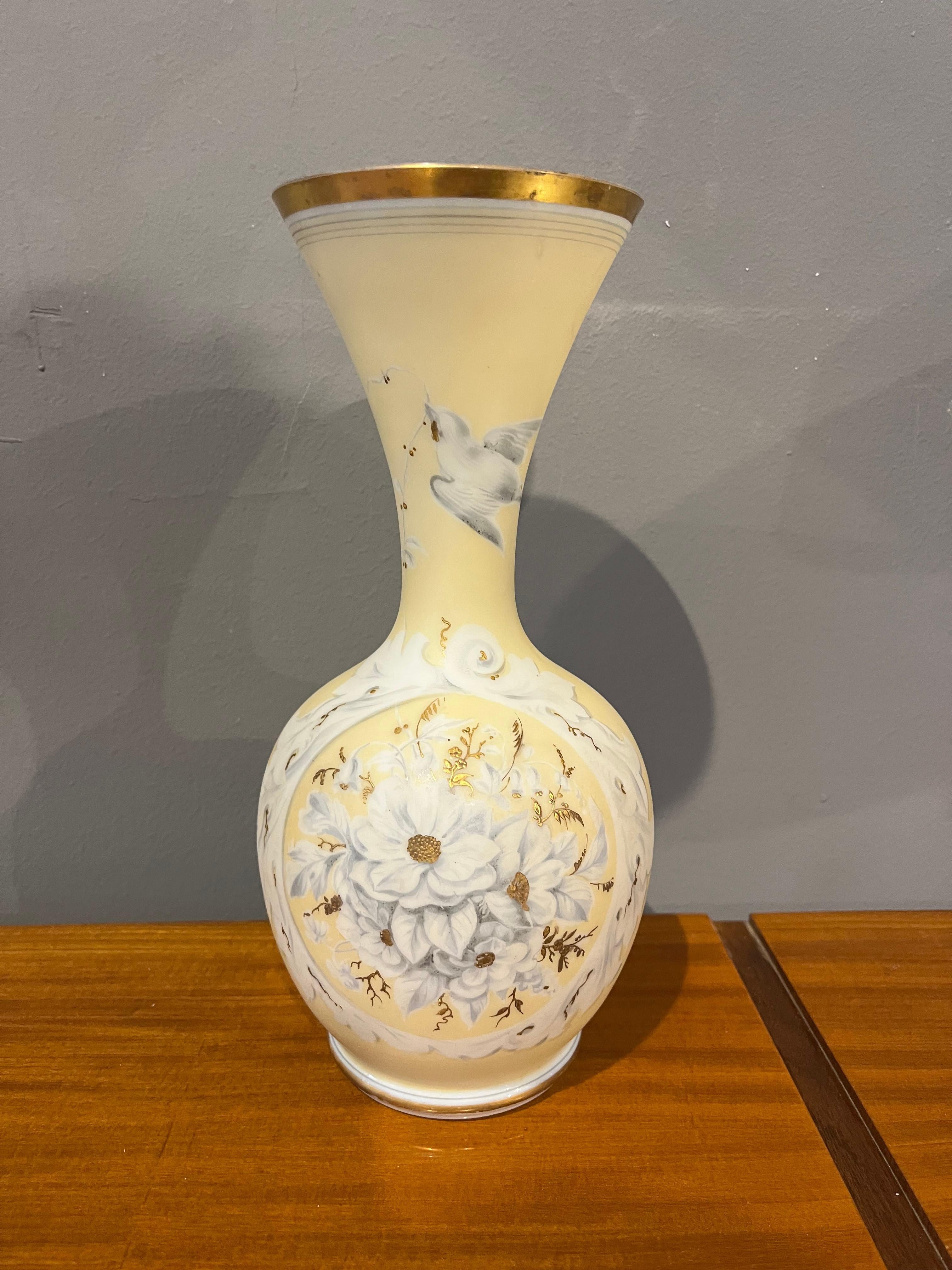 English Decorative opaline vase from the late 19th century en vente