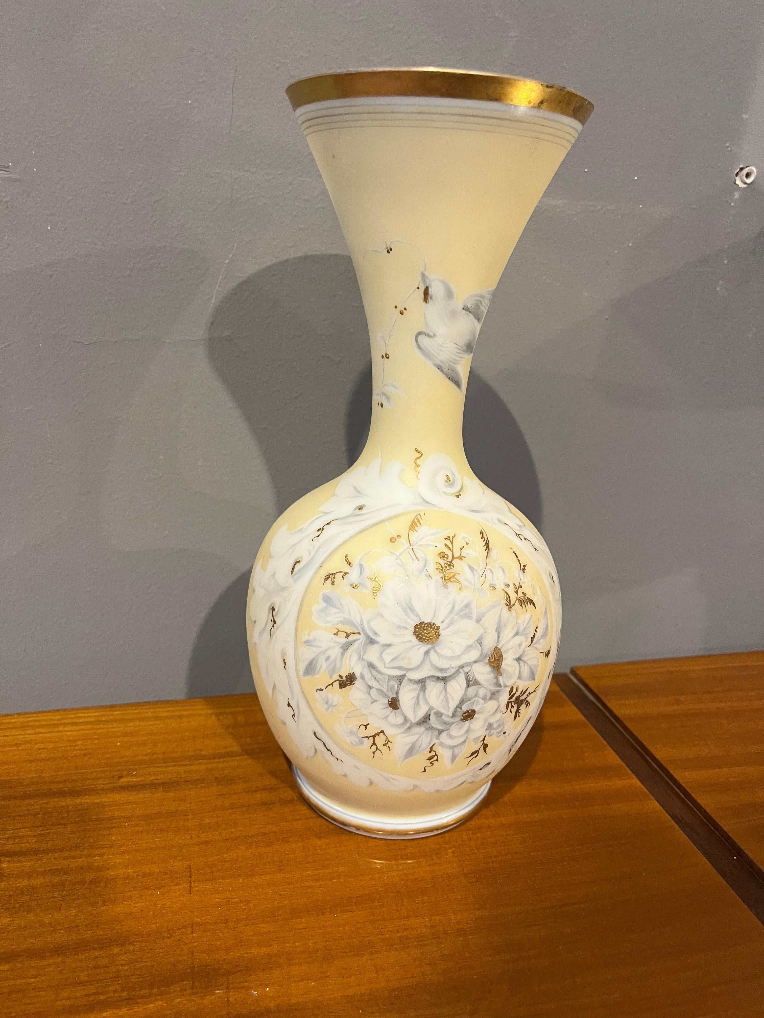 Late 19th Century Decorative opaline vase from the late 19th century en vente
