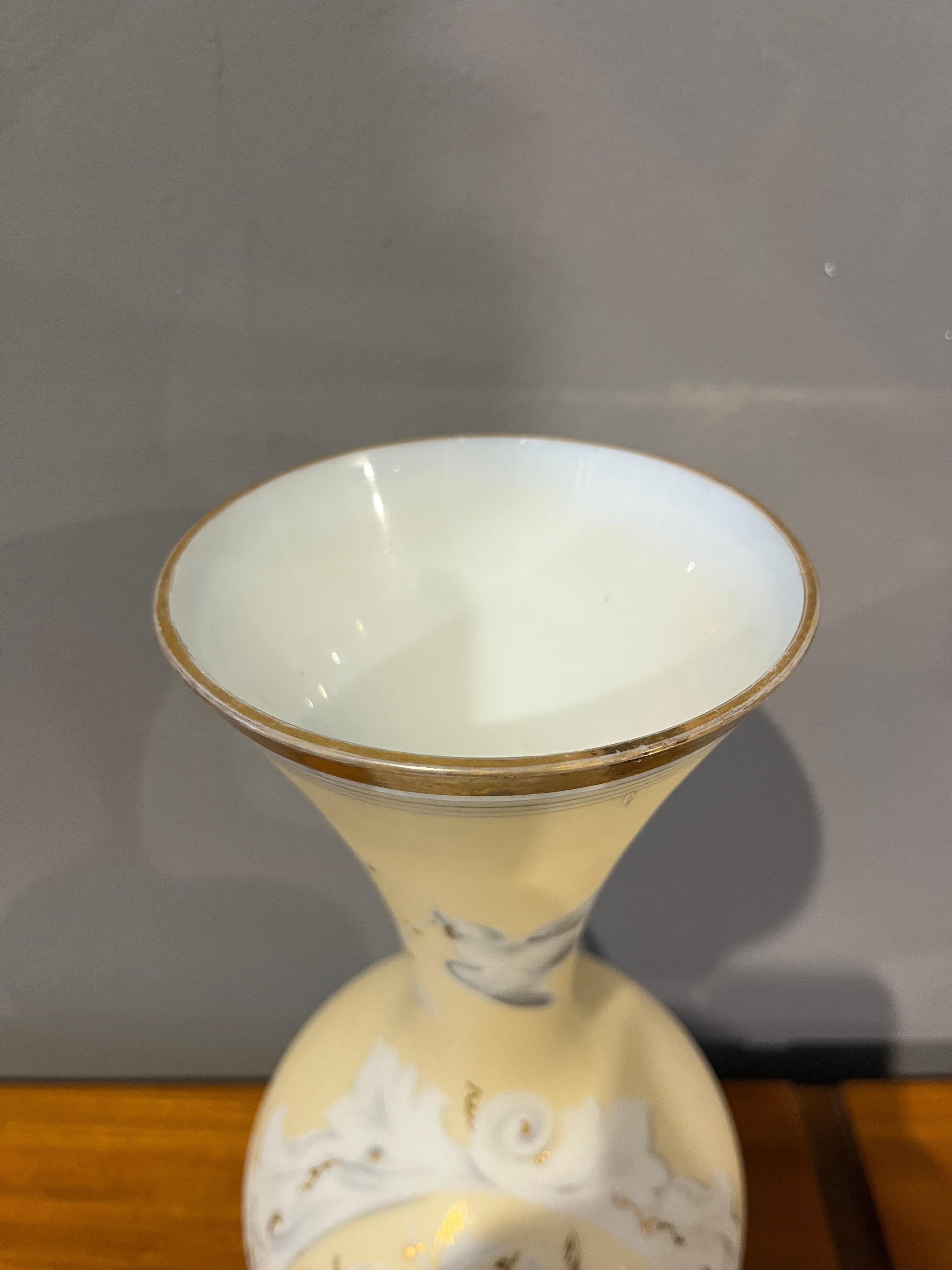 Verre opalin Decorative opaline vase from the late 19th century en vente
